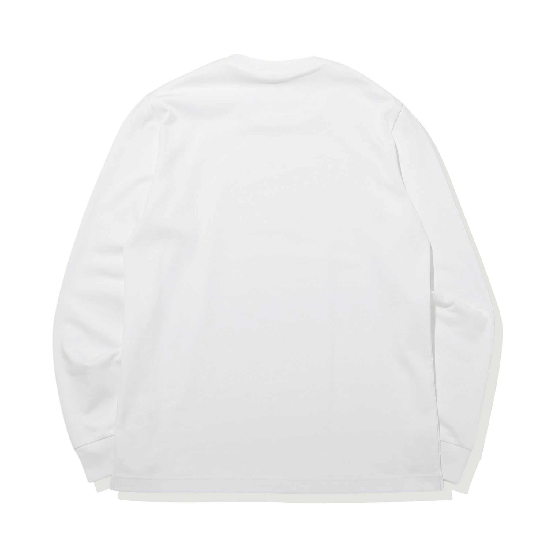 ハイブリッドコットンテーラードロングスリーブTシャツホワイトの背面を写した商品画像