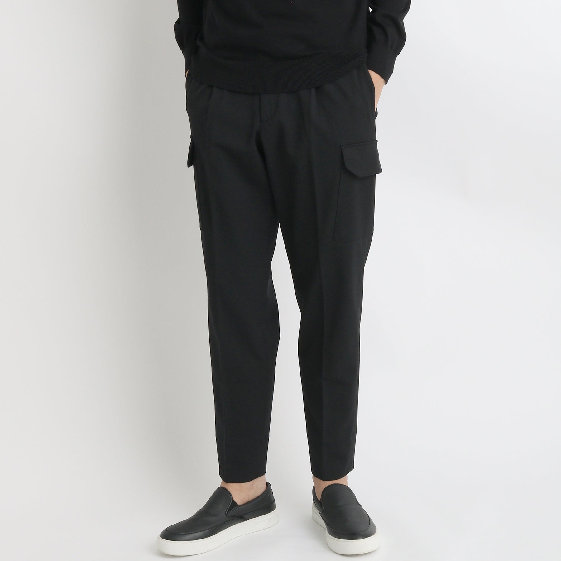 ストレッチカーゴトラウザーブラックのメンズ着用画像1