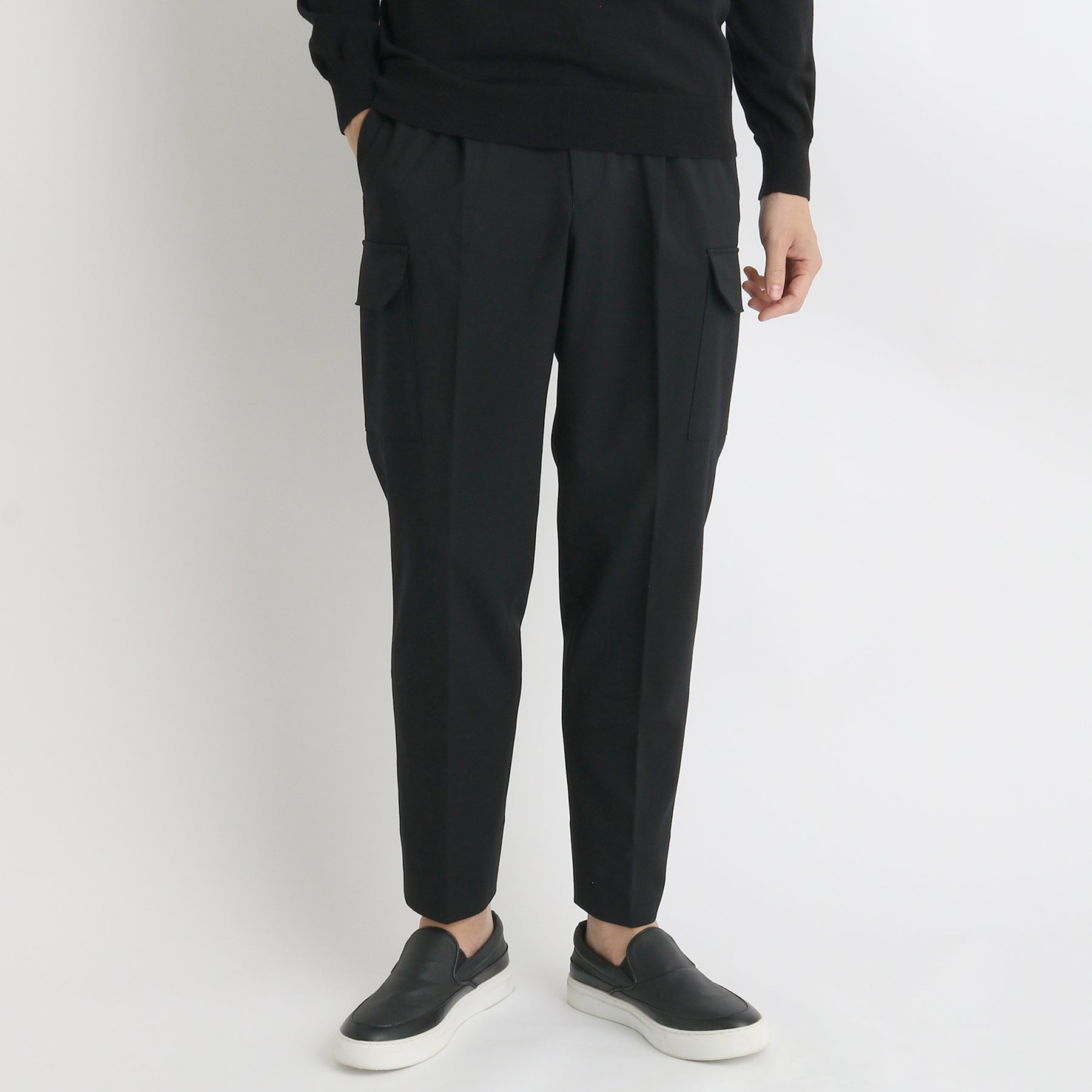 ストレッチカーゴトラウザーブラックのメンズ着用画像2