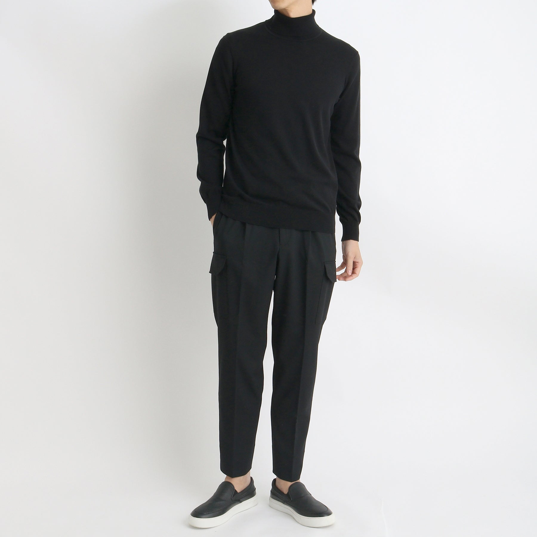 ストレッチカーゴトラウザーブラックとスウェットのメンズ着用画像2