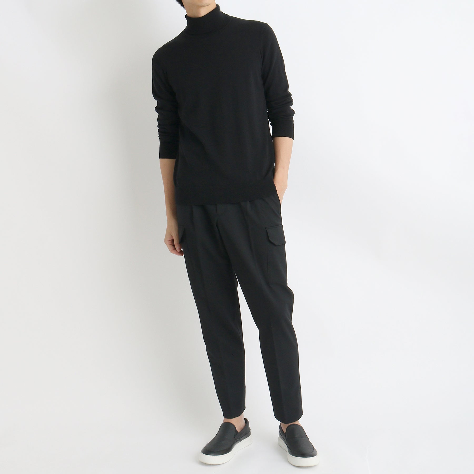 ストレッチカーゴトラウザーブラックとスウェットのメンズ着用画像4