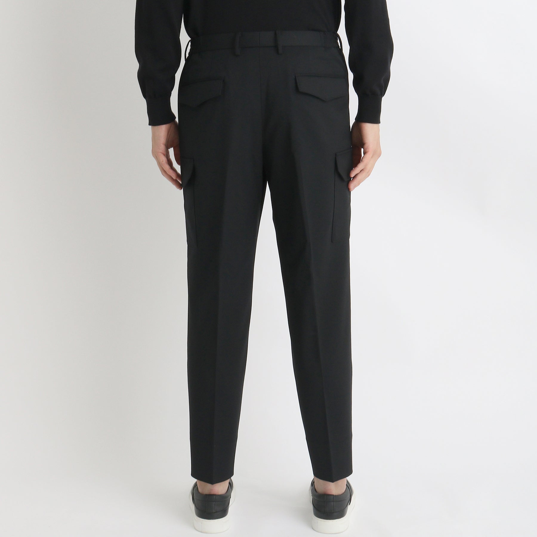 ストレッチカーゴトラウザーブラックの背面を写したメンズ着用画像