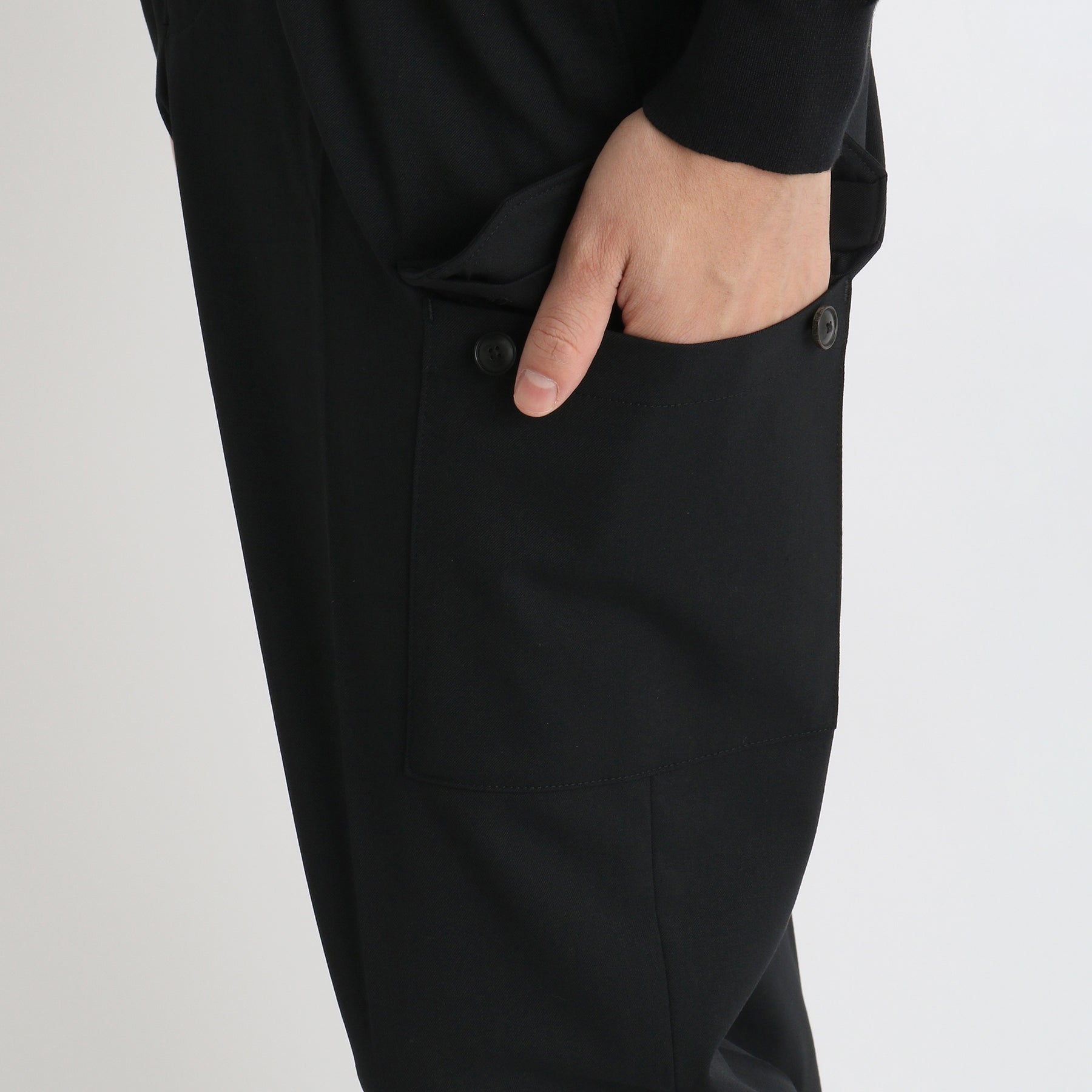 ストレッチカーゴトラウザーブラックの背面ポケットを写したメンズ着用画像