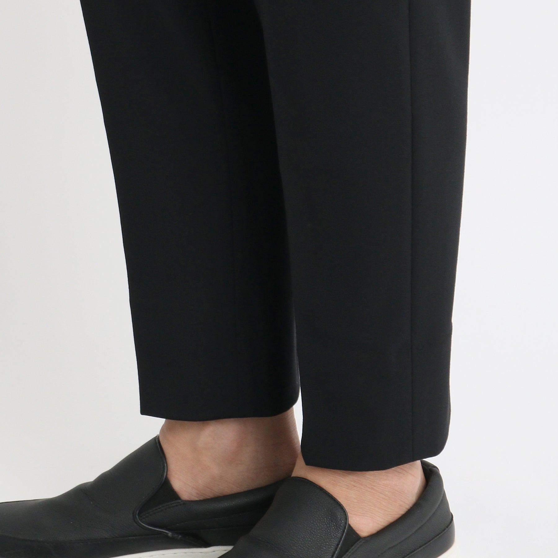 ストレッチカーゴトラウザーブラックの裾を写したメンズ着用画像