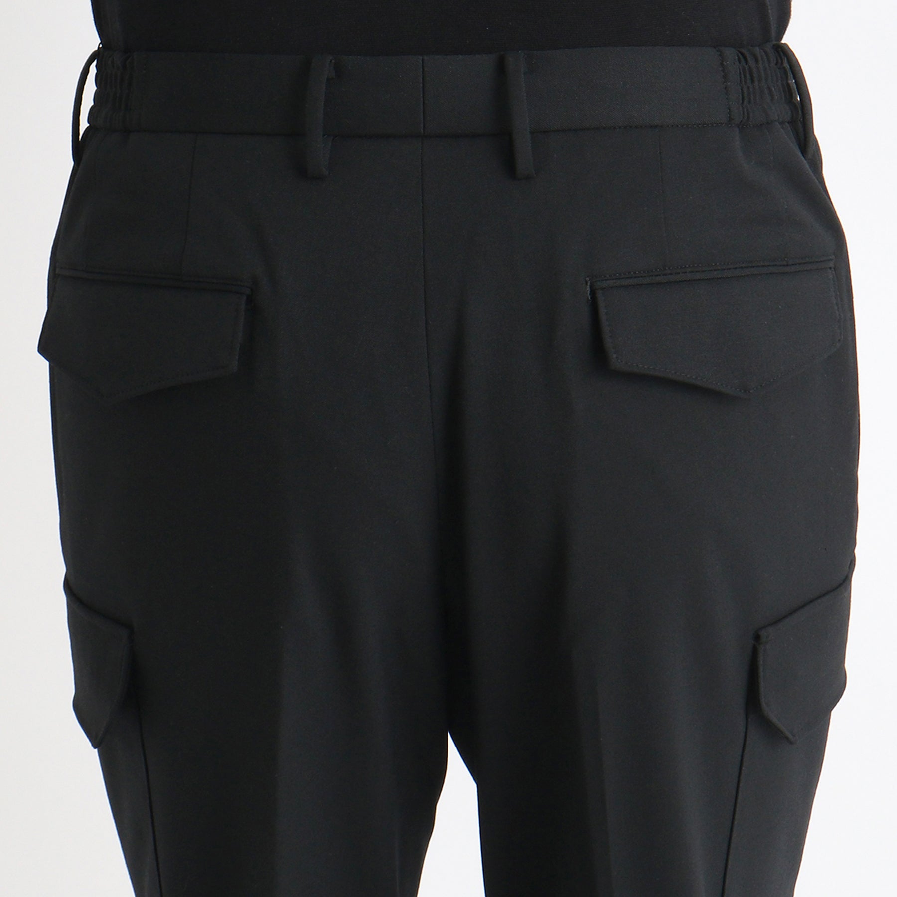 ストレッチカーゴトラウザーブラックのヒップ部分を写したメンズ着用画像