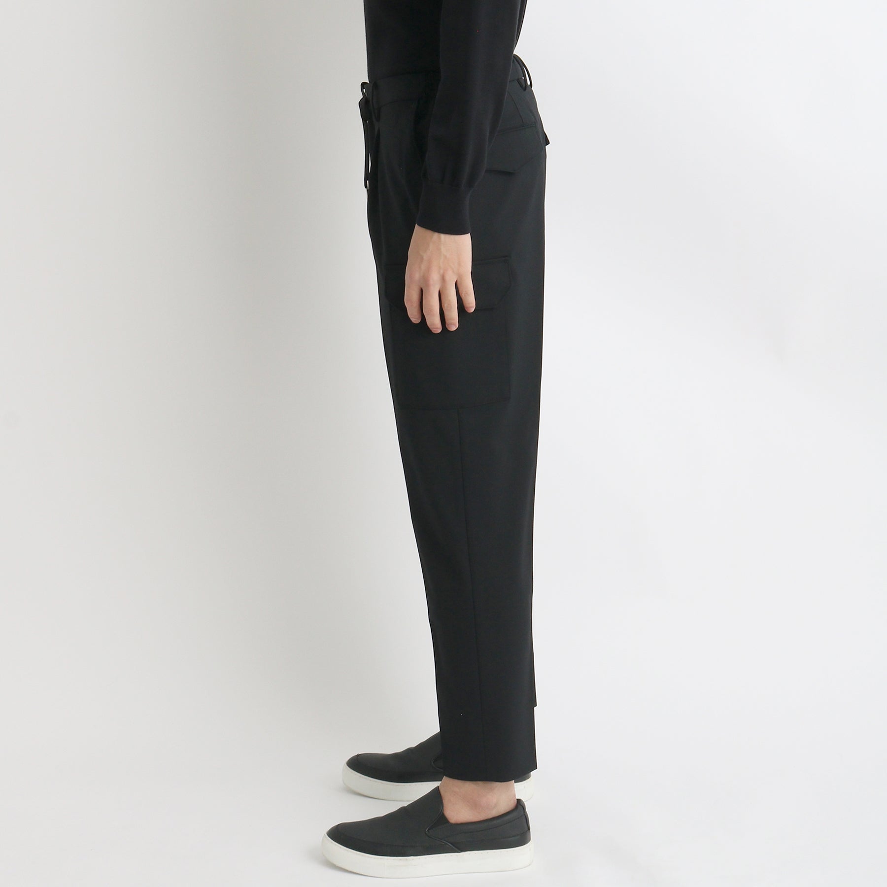 ストレッチカーゴトラウザーブラックの側面を写したメンズ着用画像