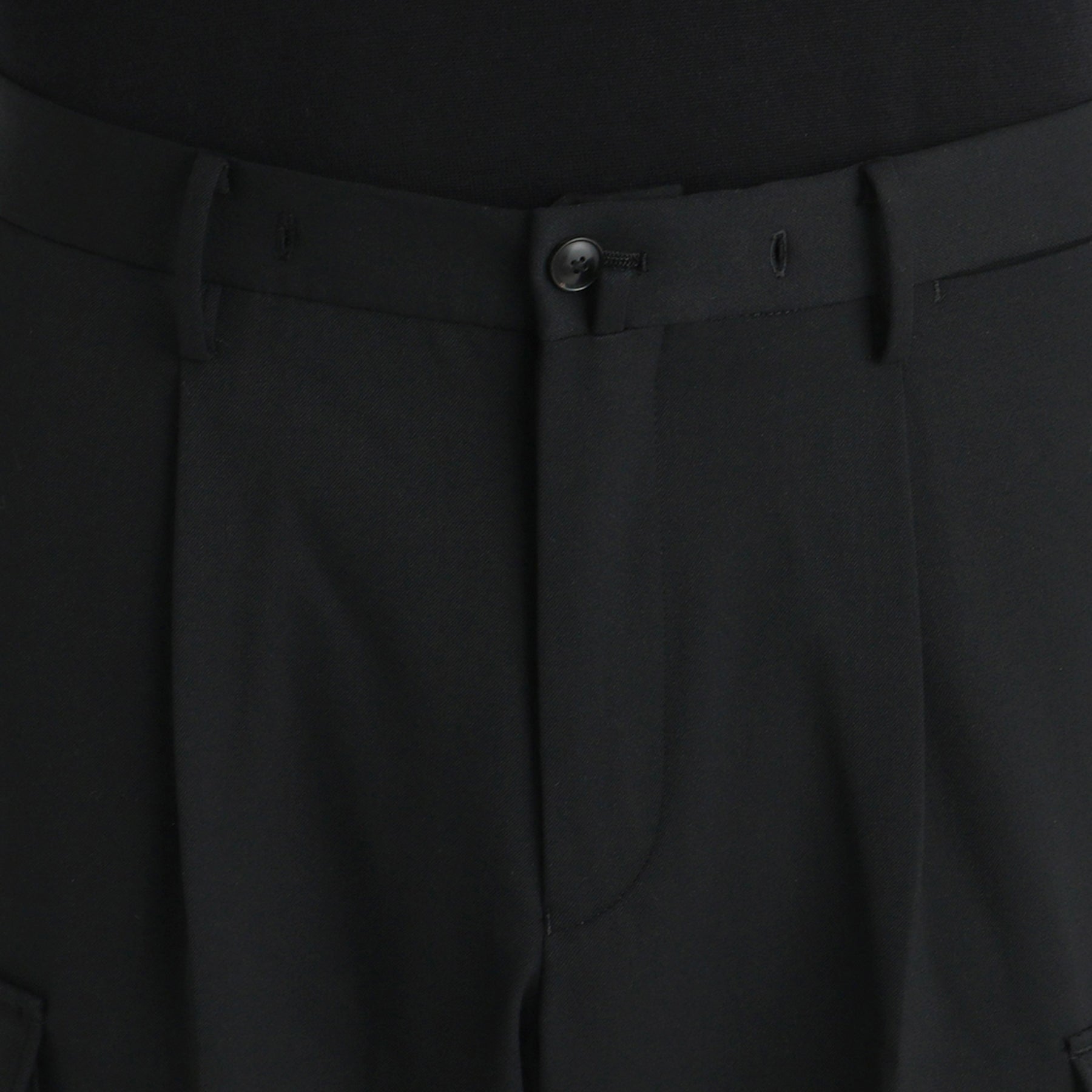 ストレッチカーゴトラウザーブラックのウエスト部分を写したメンズ着用画像