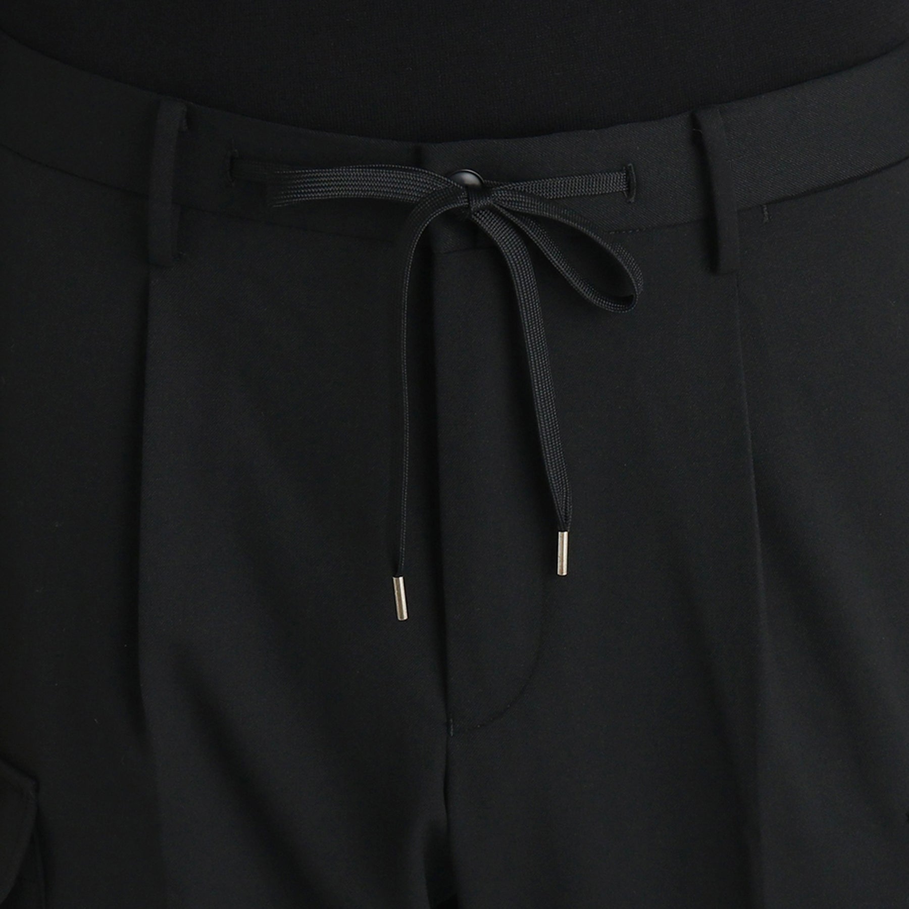 ストレッチカーゴトラウザーブラックのウエスト紐部分を写したメンズ着用画像