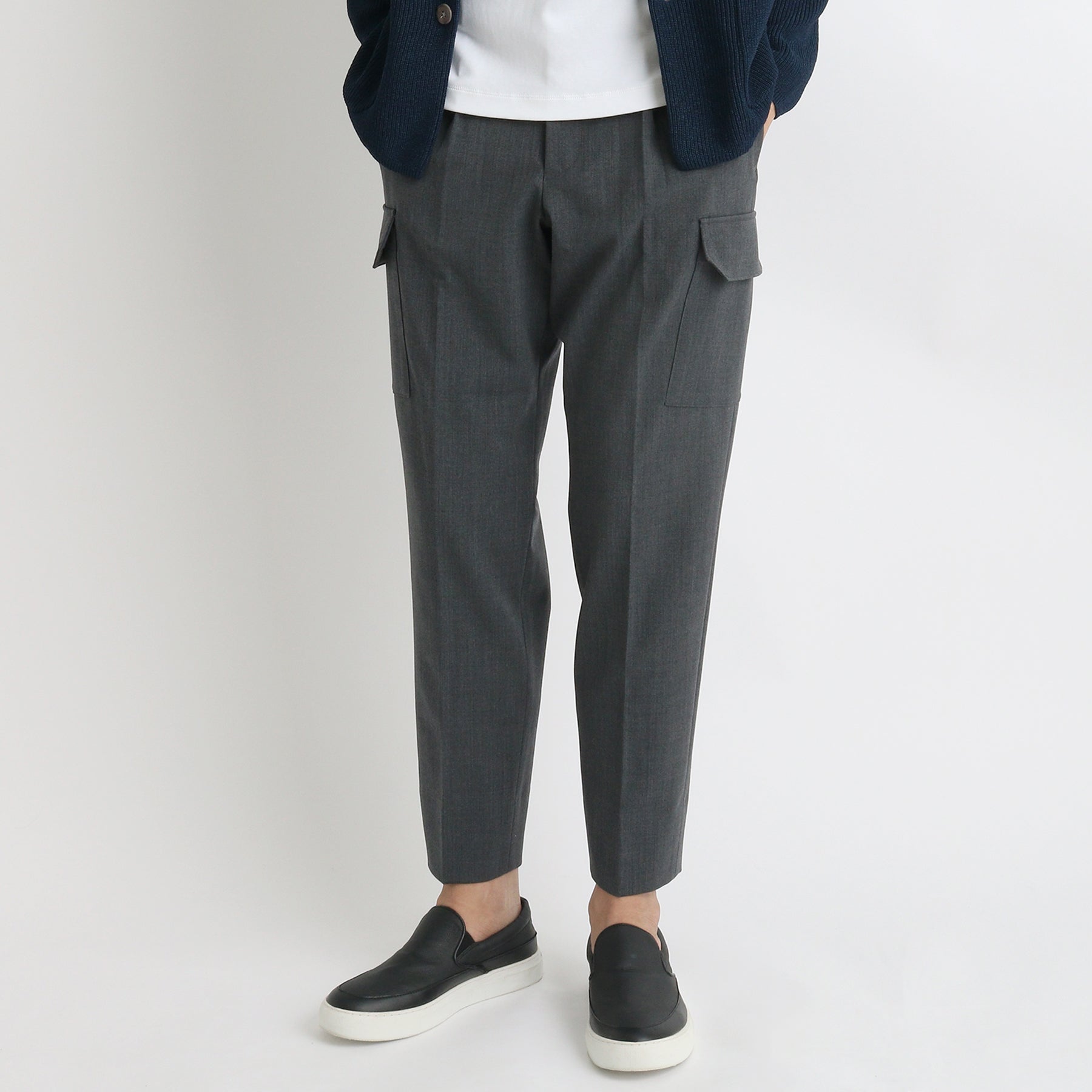 ストレッチカーゴトラウザーチャコールのメンズ着用画像2