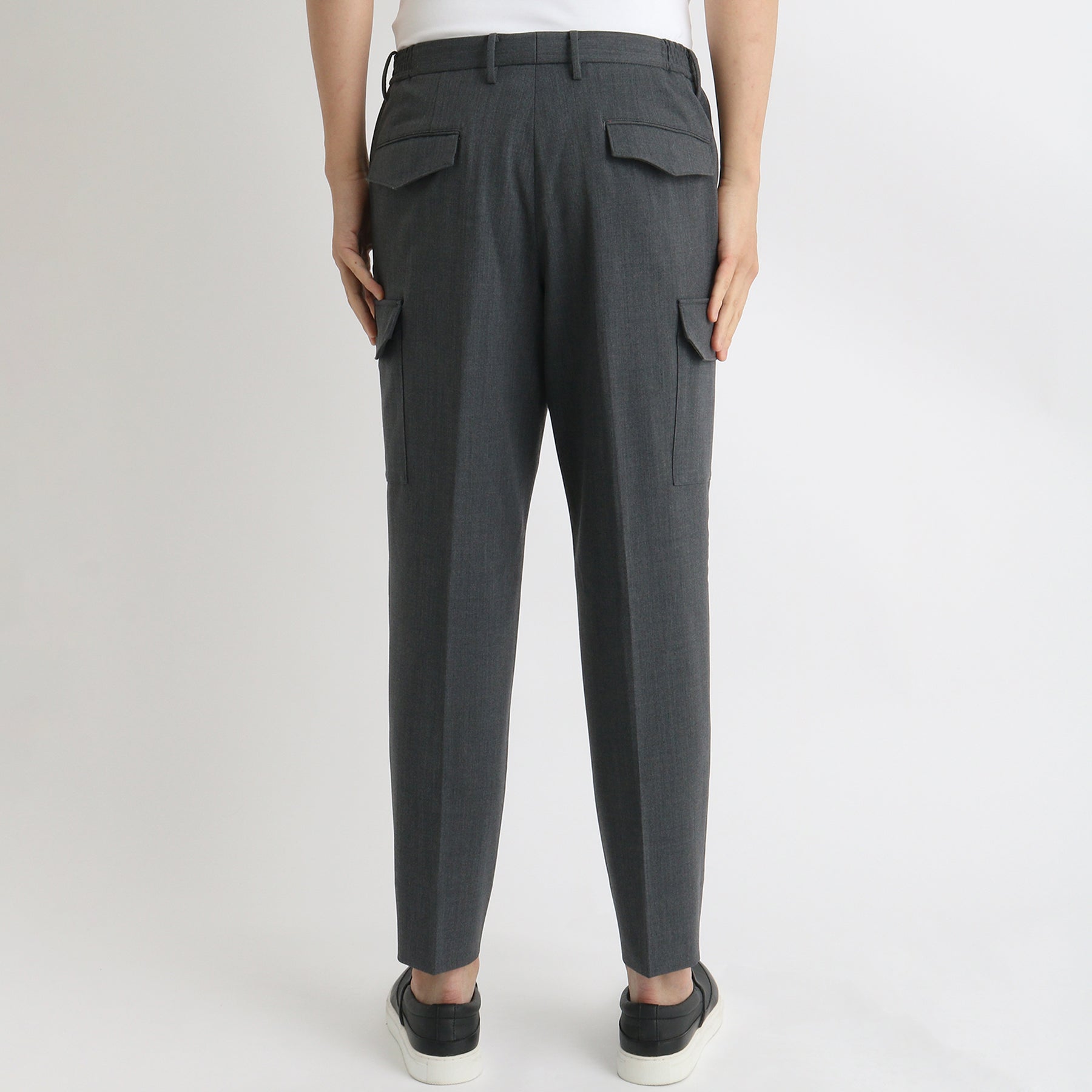 ストレッチカーゴトラウザーチャコールの背面を写したメンズ着用画像