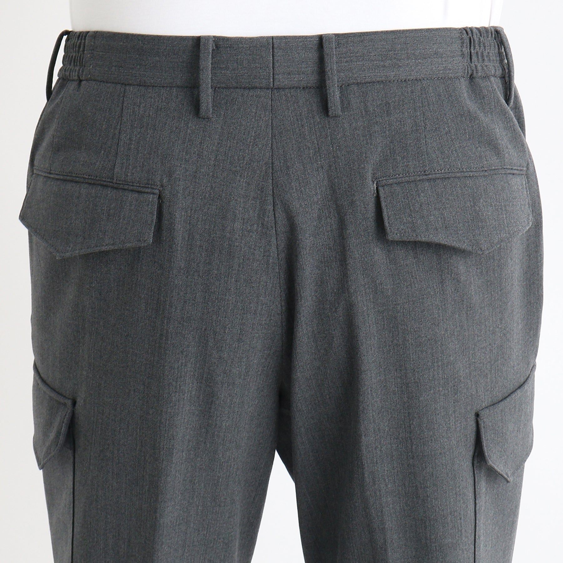 ストレッチカーゴトラウザーチャコールのヒップ部分を写したメンズ着用画像