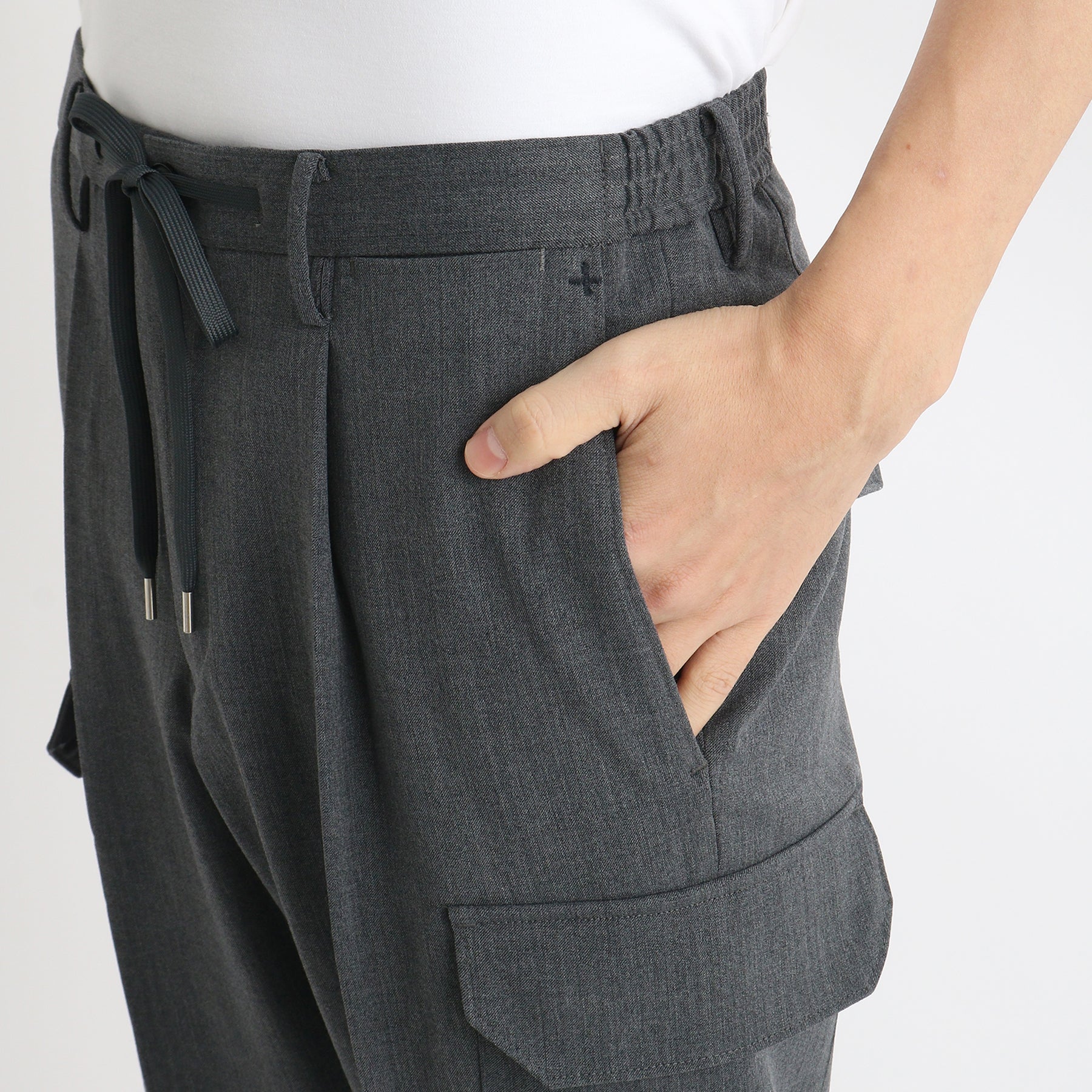 ストレッチカーゴトラウザーチャコールのポケットを写したメンズ着用画像