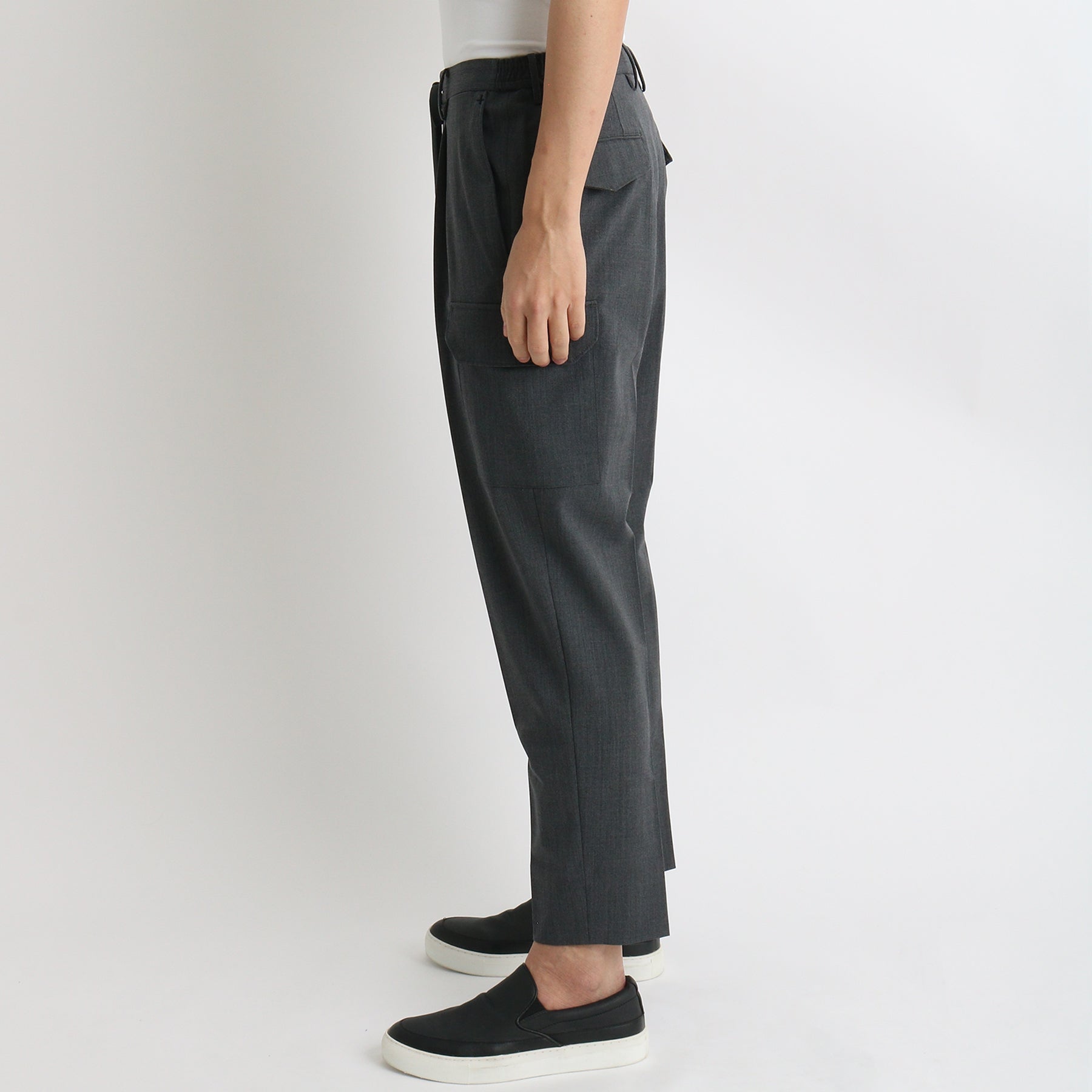 ストレッチカーゴトラウザーチャコールの側面を写したメンズ着用画像