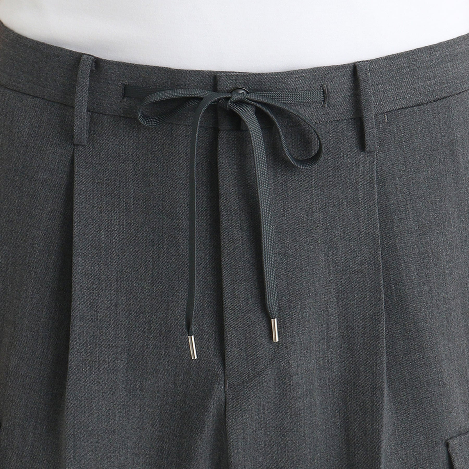 ストレッチカーゴトラウザーチャコールのウエスト紐部分を写したメンズ着用画像