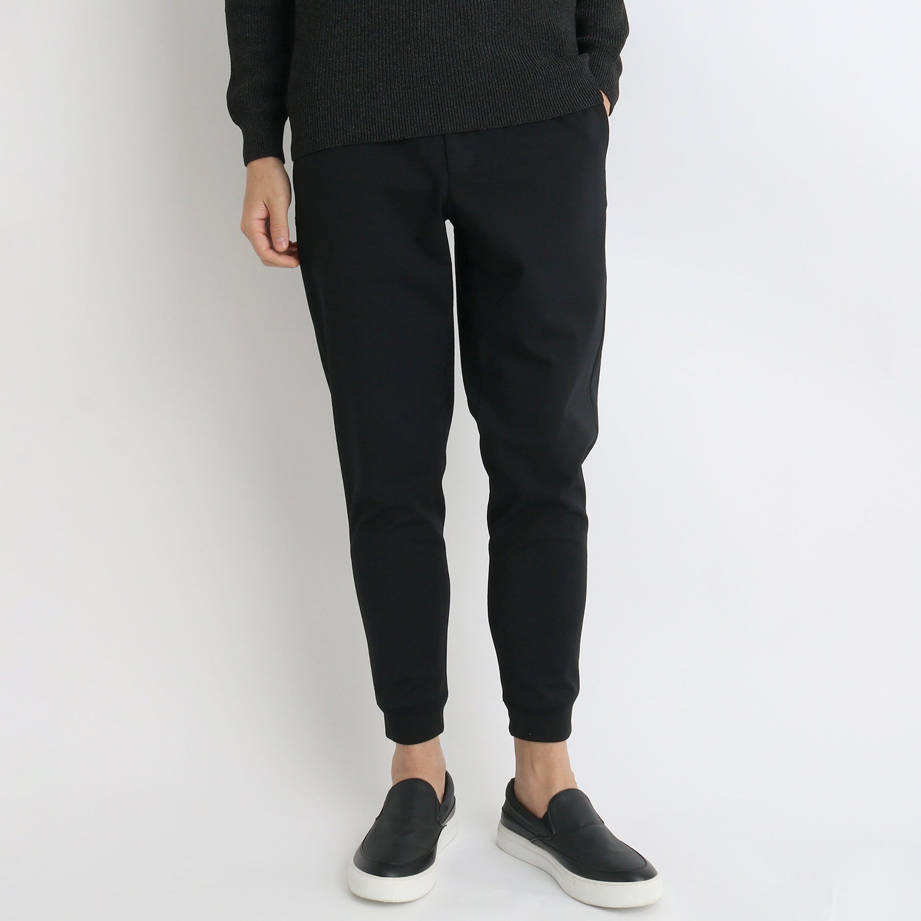 テックウールジョガーパンツブラックのメンズ着用画像2