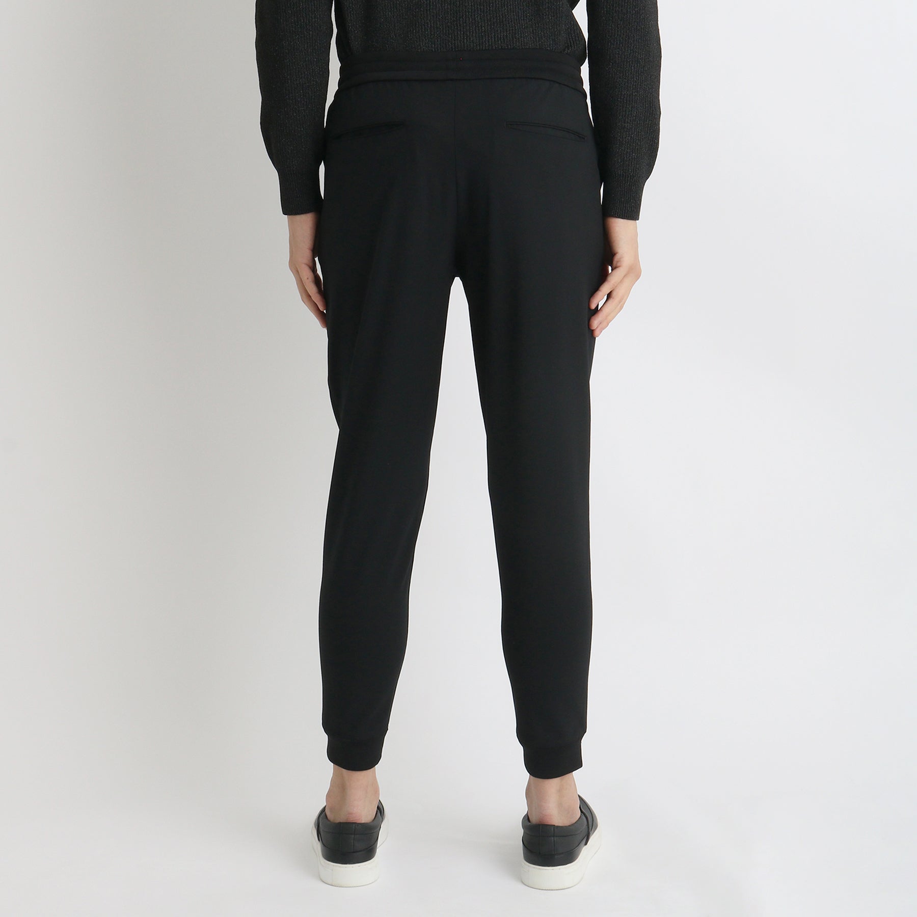 テックウールジョガーパンツブラックの背面を写したメンズ着用画像