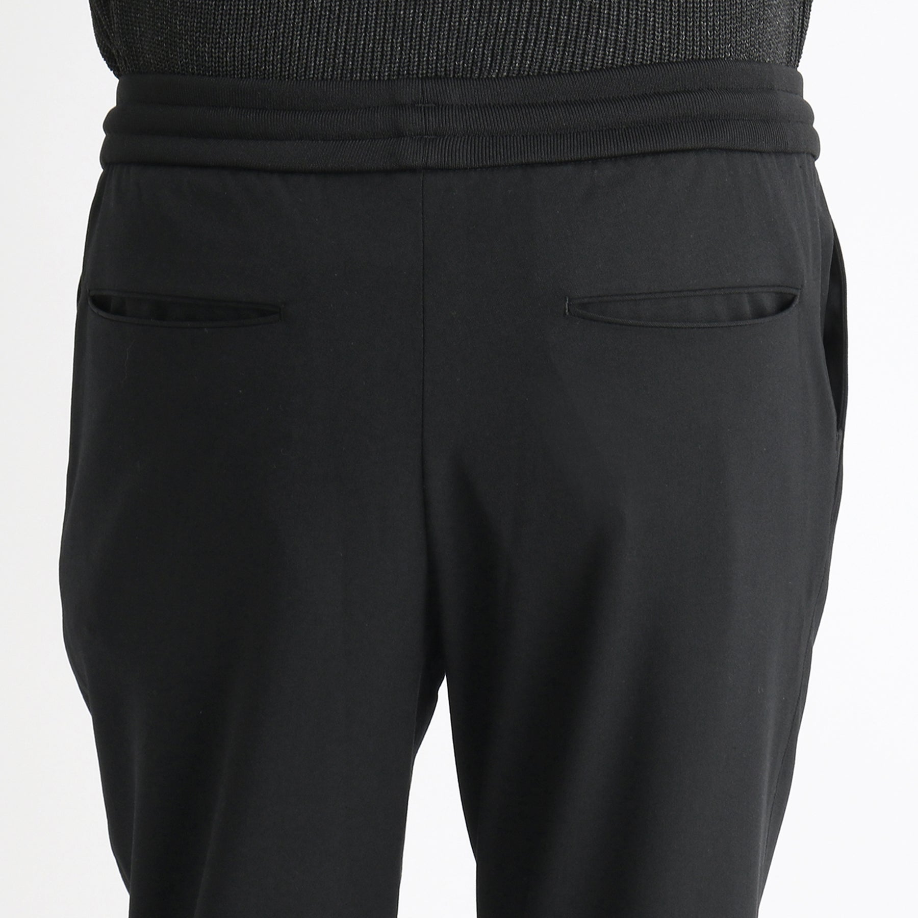 テックウールジョガーパンツブラックの後ろポケット部分を写したメンズ着用画像