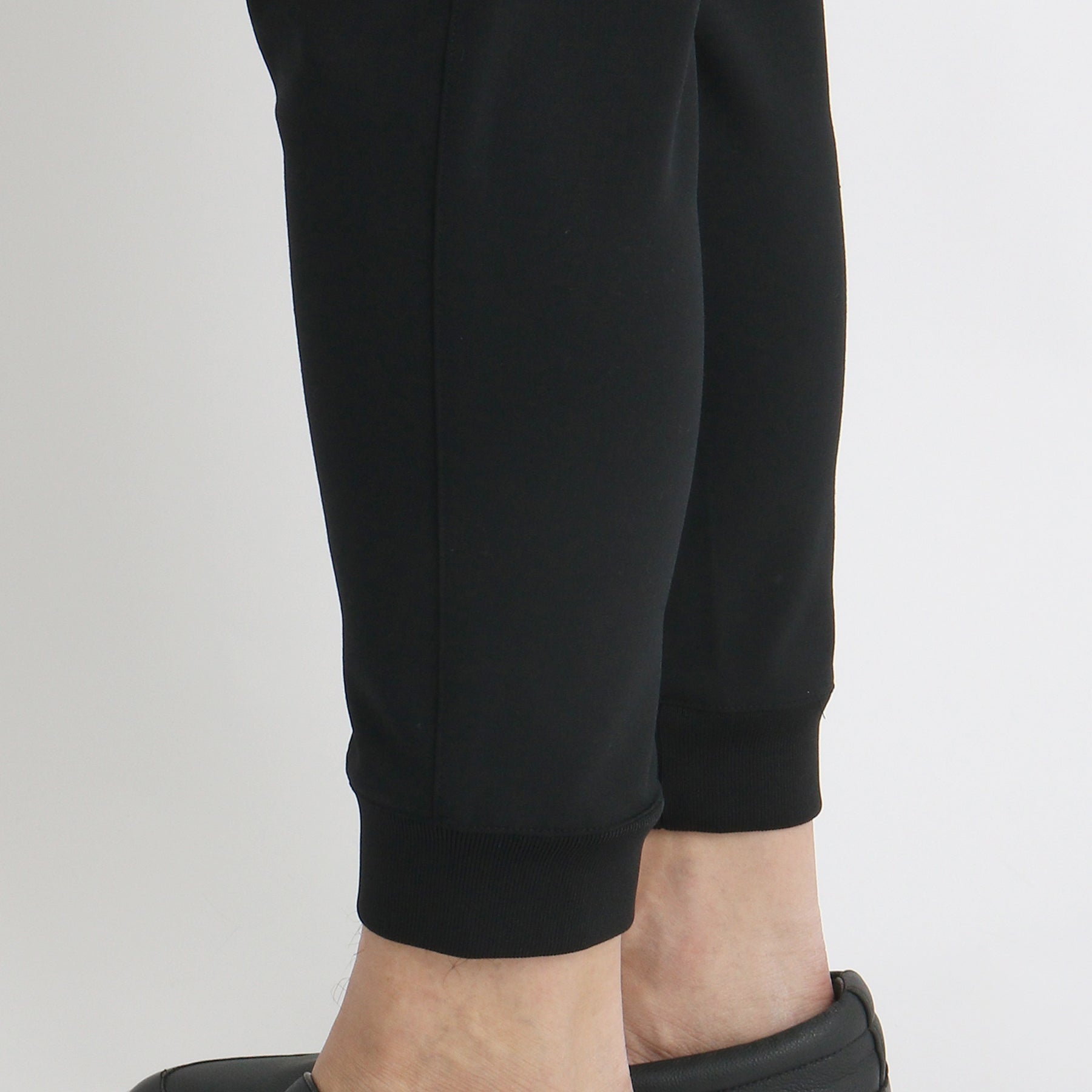 テックウールジョガーパンツブラックの裾を写したメンズ着用画像