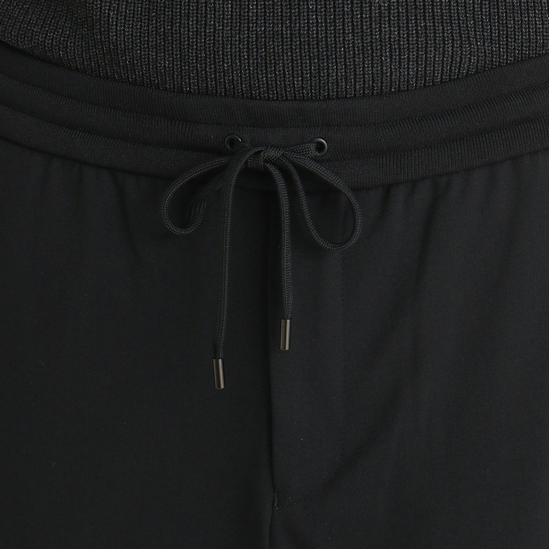 テックウールジョガーパンツブラックのウエスト紐を写したメンズ着用画像