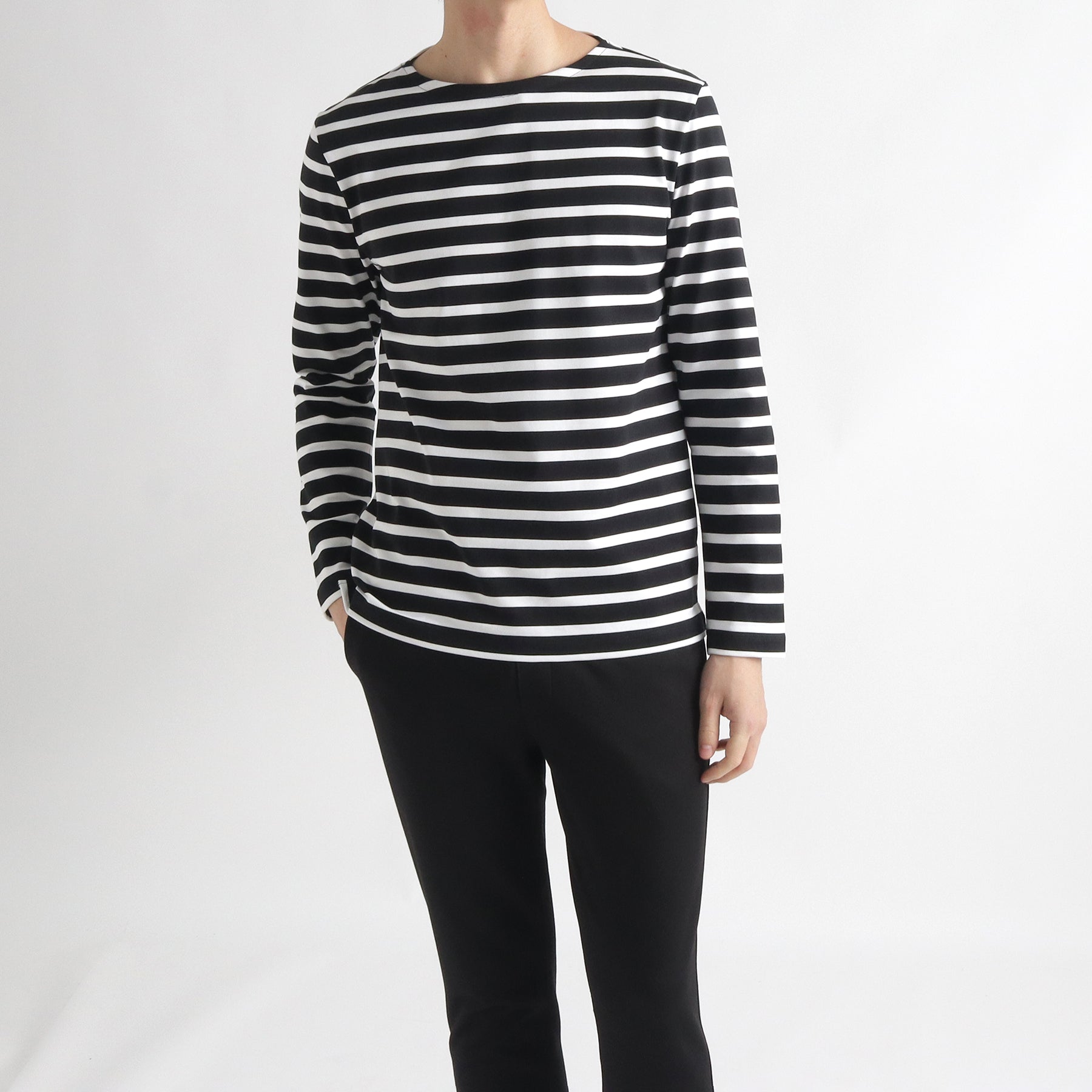 ハイブリッドコットンボーダーバスクシャツブラック×ホワイトのメンズ着用画像1