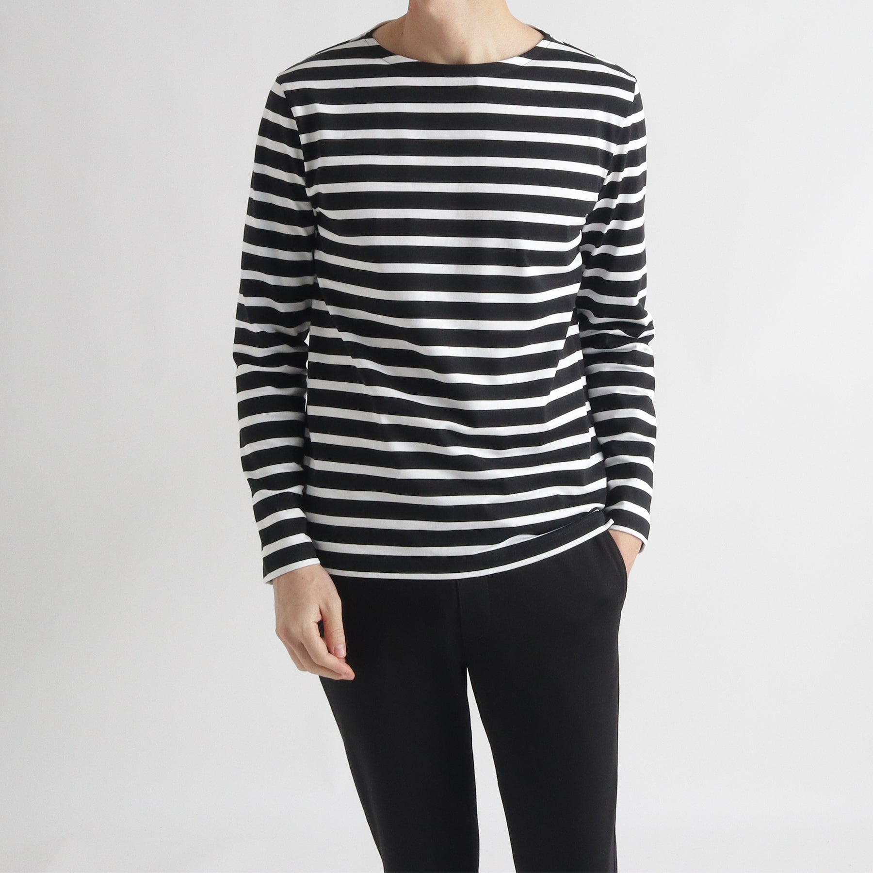 ハイブリッドコットンボーダーバスクシャツブラック×ホワイトのメンズ着用画像2