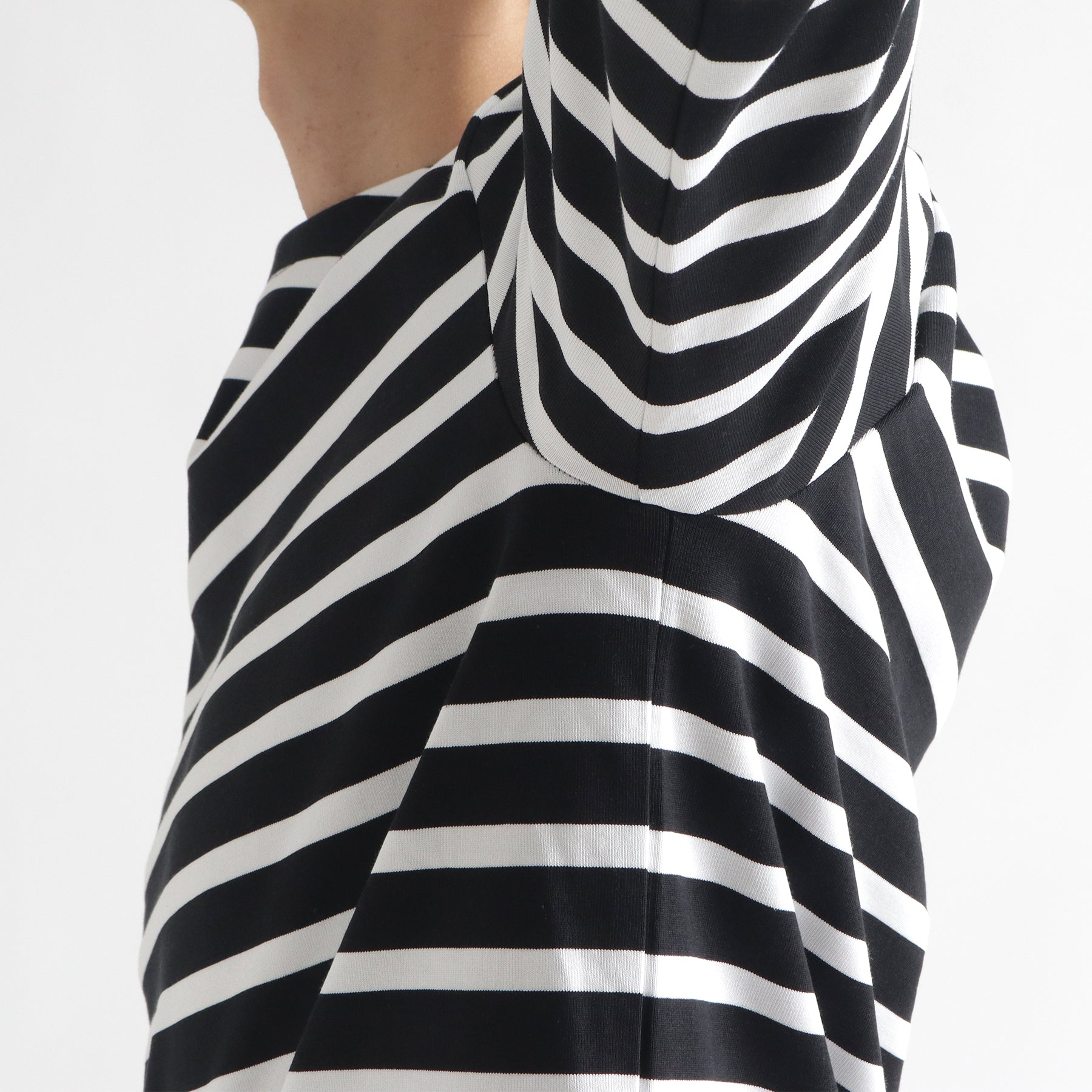 ハイブリッドコットンボーダーバスクシャツブラック×ホワイトのアームホールを写したメンズ着用画像