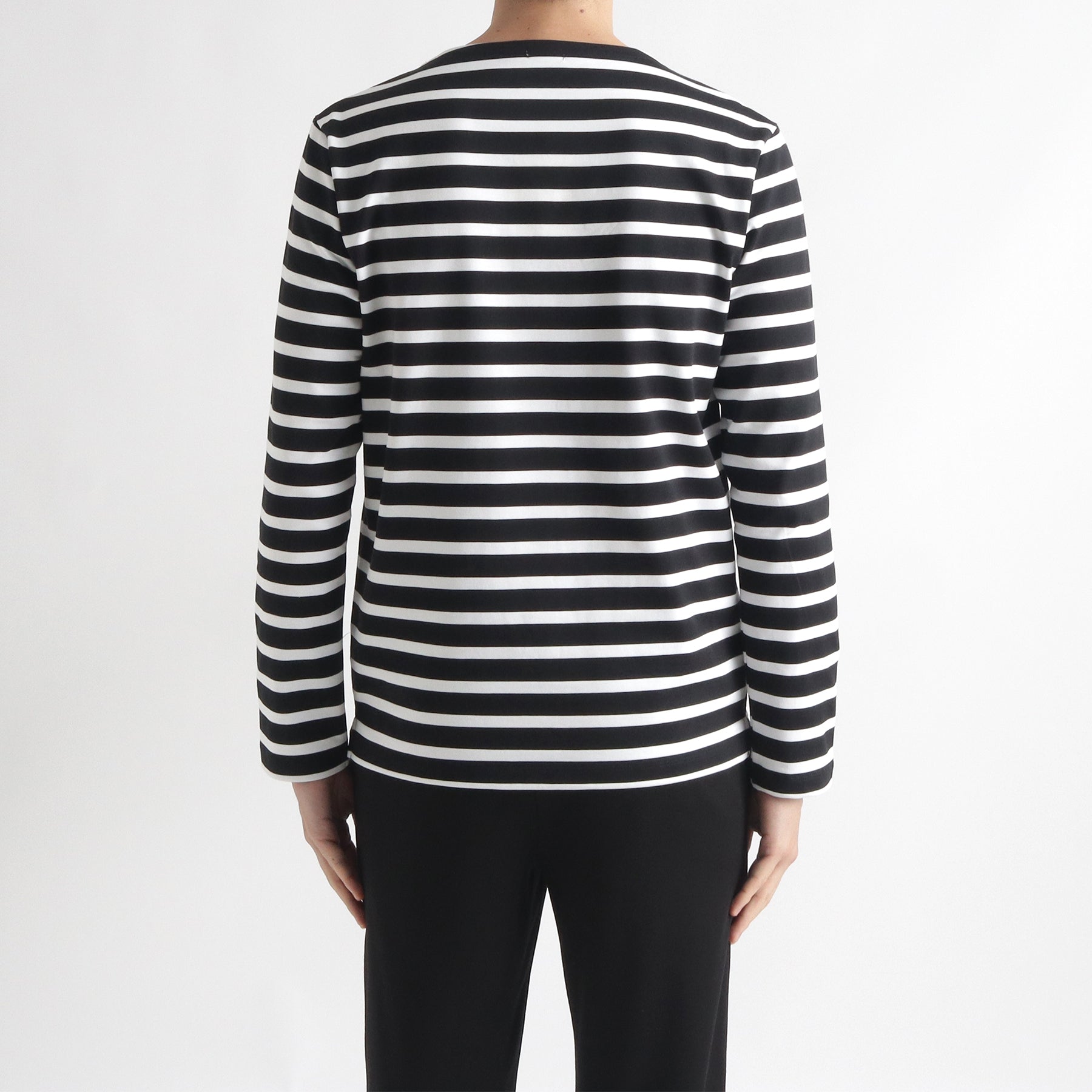 ハイブリッドコットンボーダーバスクシャツブラック×ホワイトの背面を写したメンズ着用画像