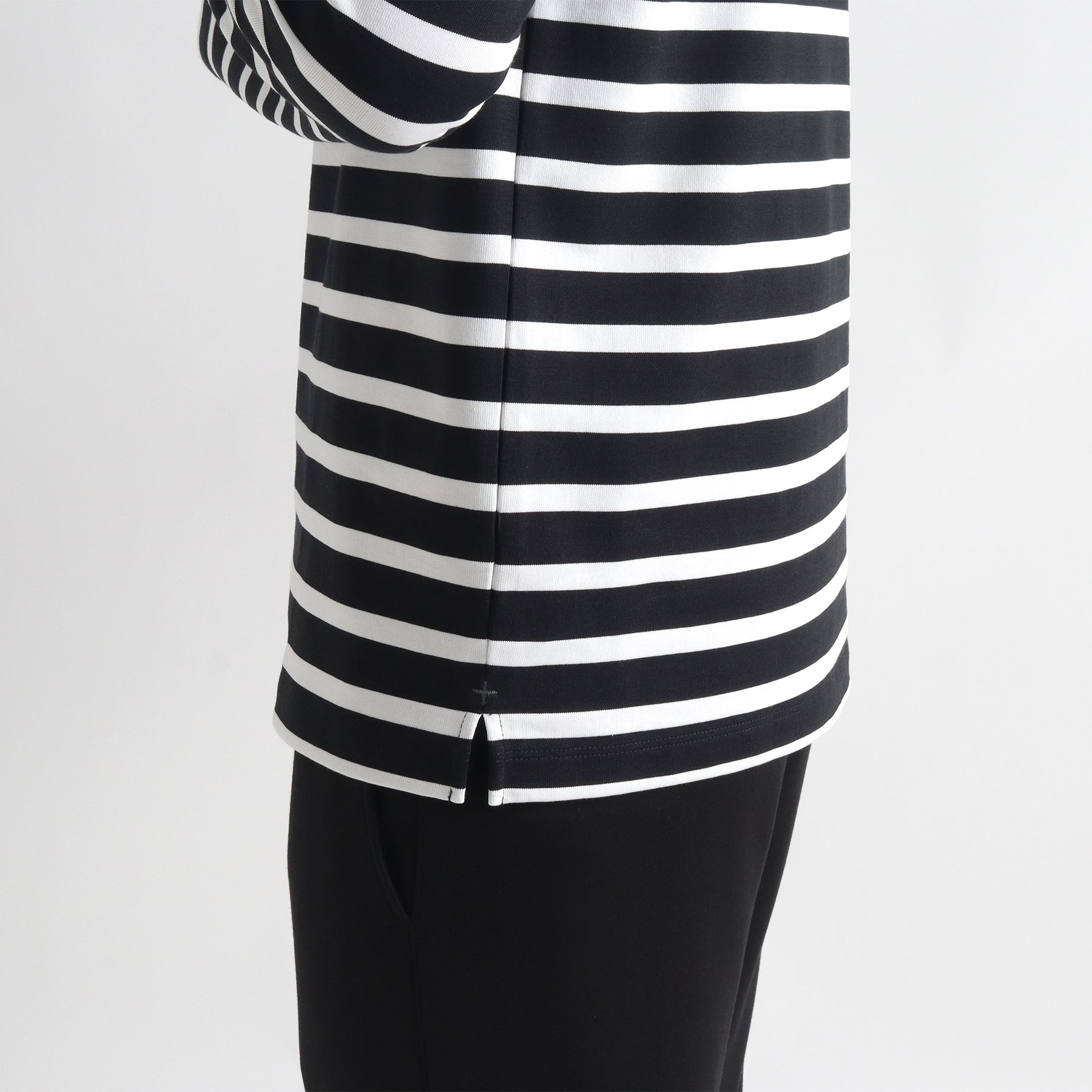 ハイブリッドコットンボーダーバスクシャツブラック×ホワイトの裾を写したメンズ着用画像