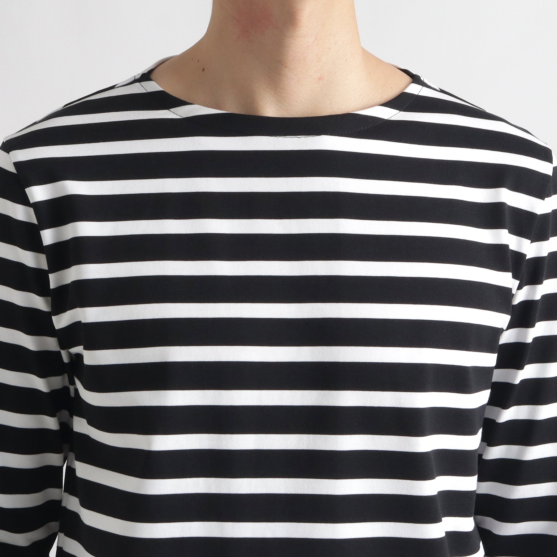 ハイブリッドコットンボーダーバスクシャツブラック×ホワイトの首まわりを写したメンズ着用画像