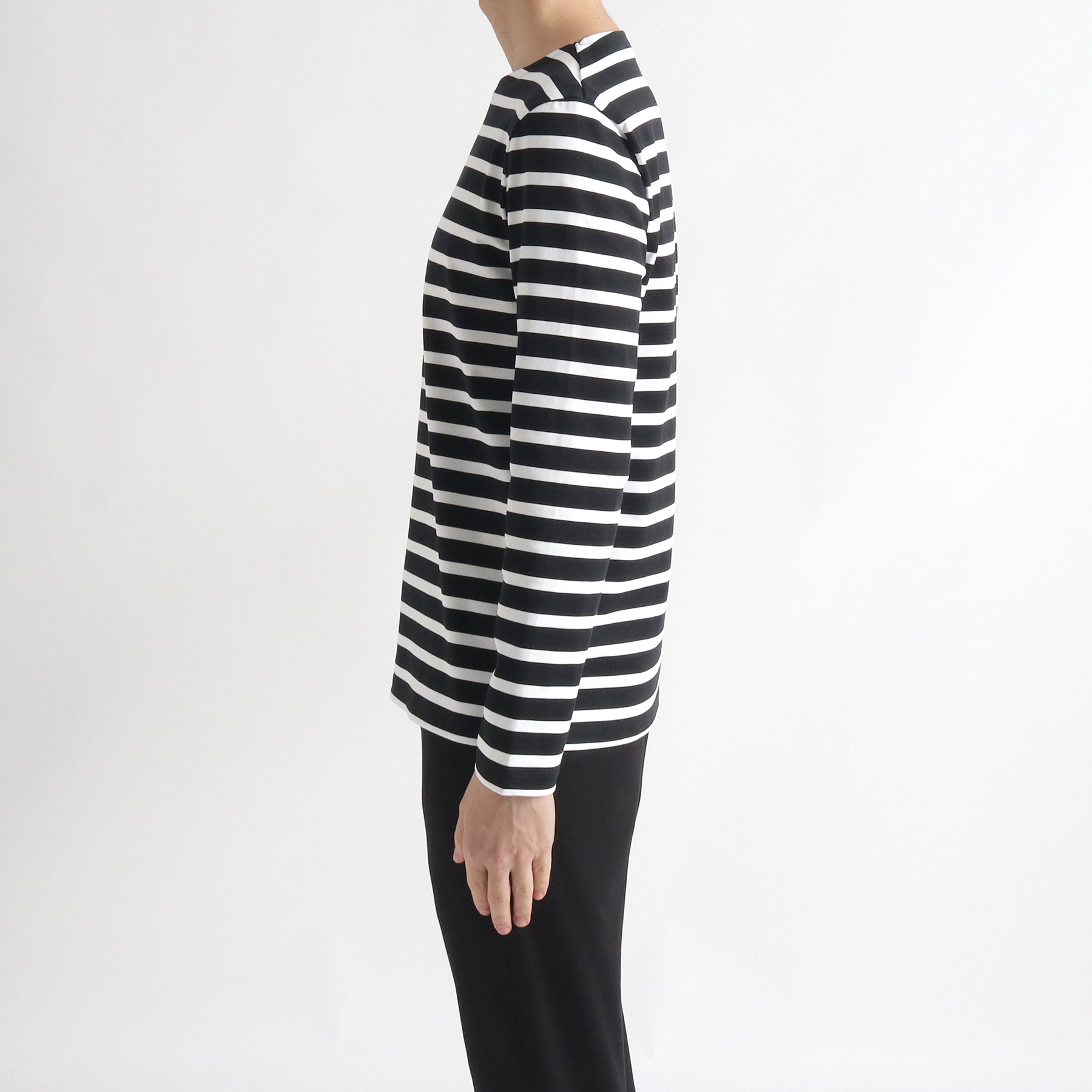 ハイブリッドコットンボーダーバスクシャツブラック×ホワイトの側面を写したメンズ着用画像