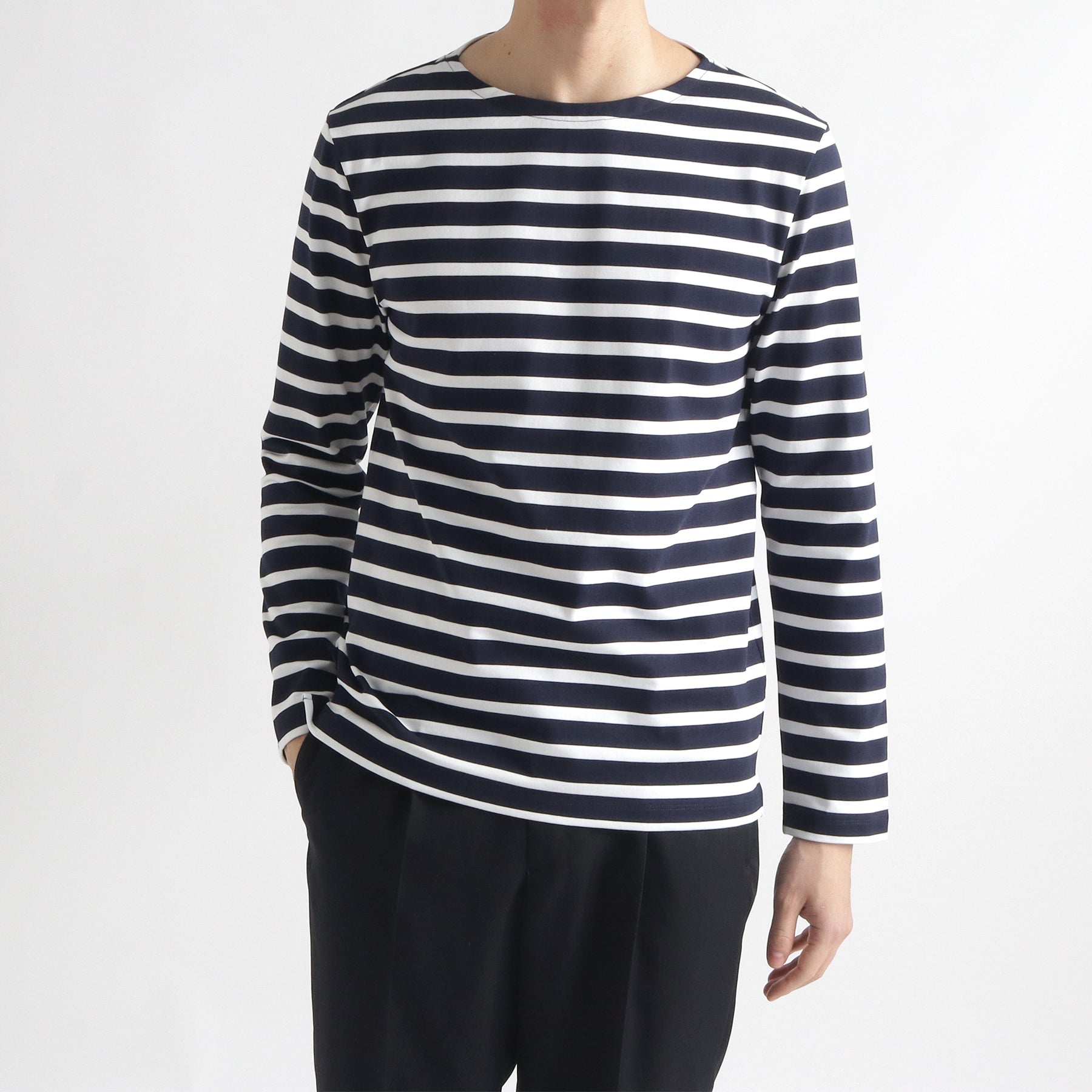 ハイブリッドコットンボーダーバスクシャツネイビー×ホワイトのメンズ着用画像1