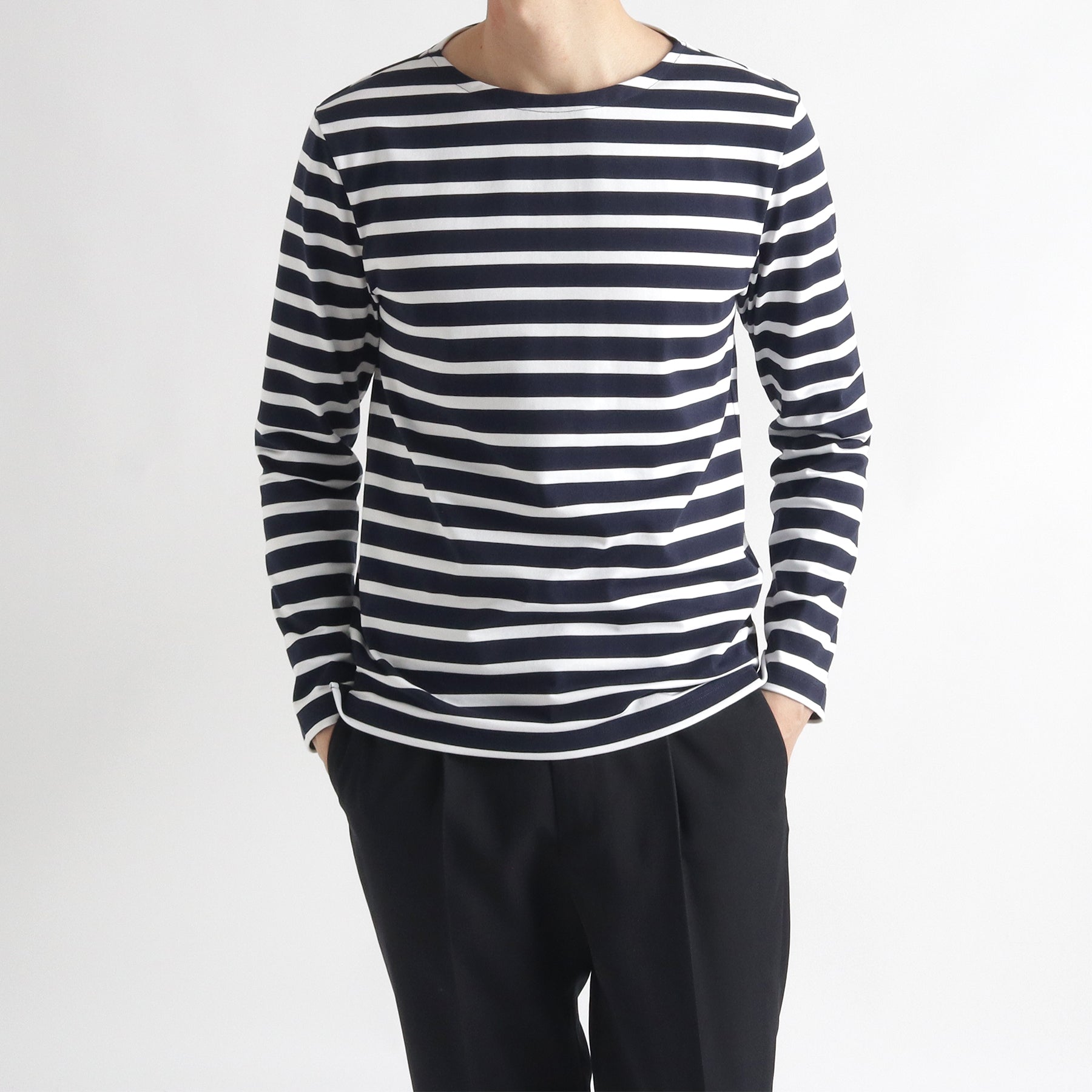 ハイブリッドコットンボーダーバスクシャツネイビー×ホワイトのメンズ着用画像2