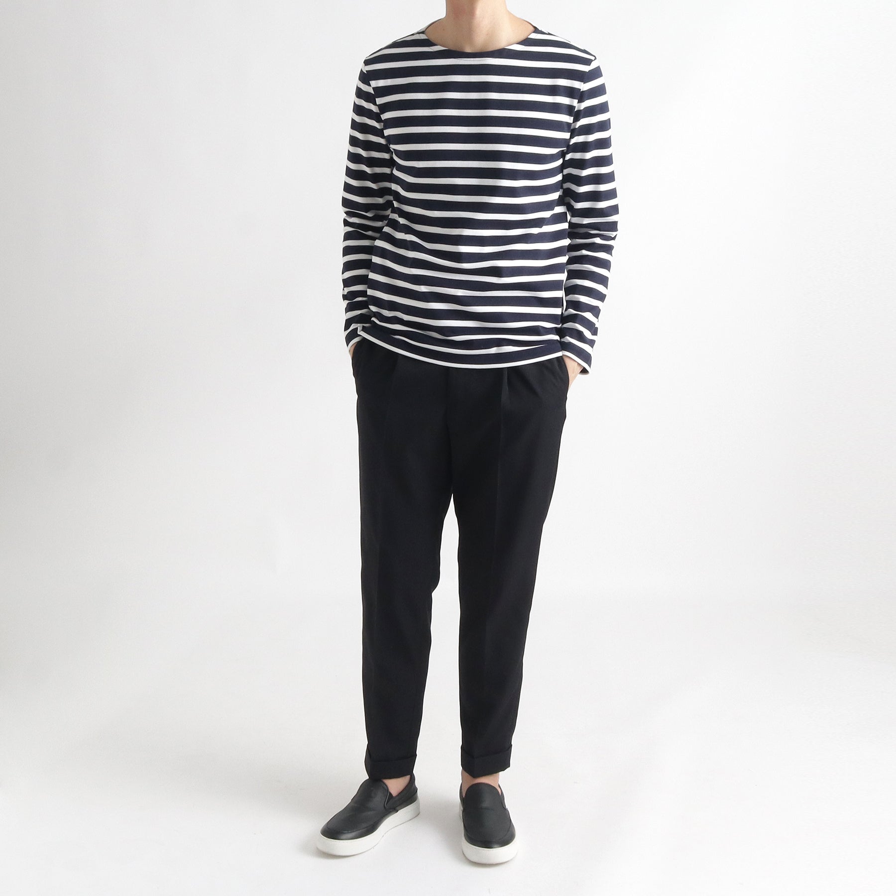 ハイブリッドコットンボーダーバスクシャツネイビー×ホワイトとパンツのメンズ着用画像1