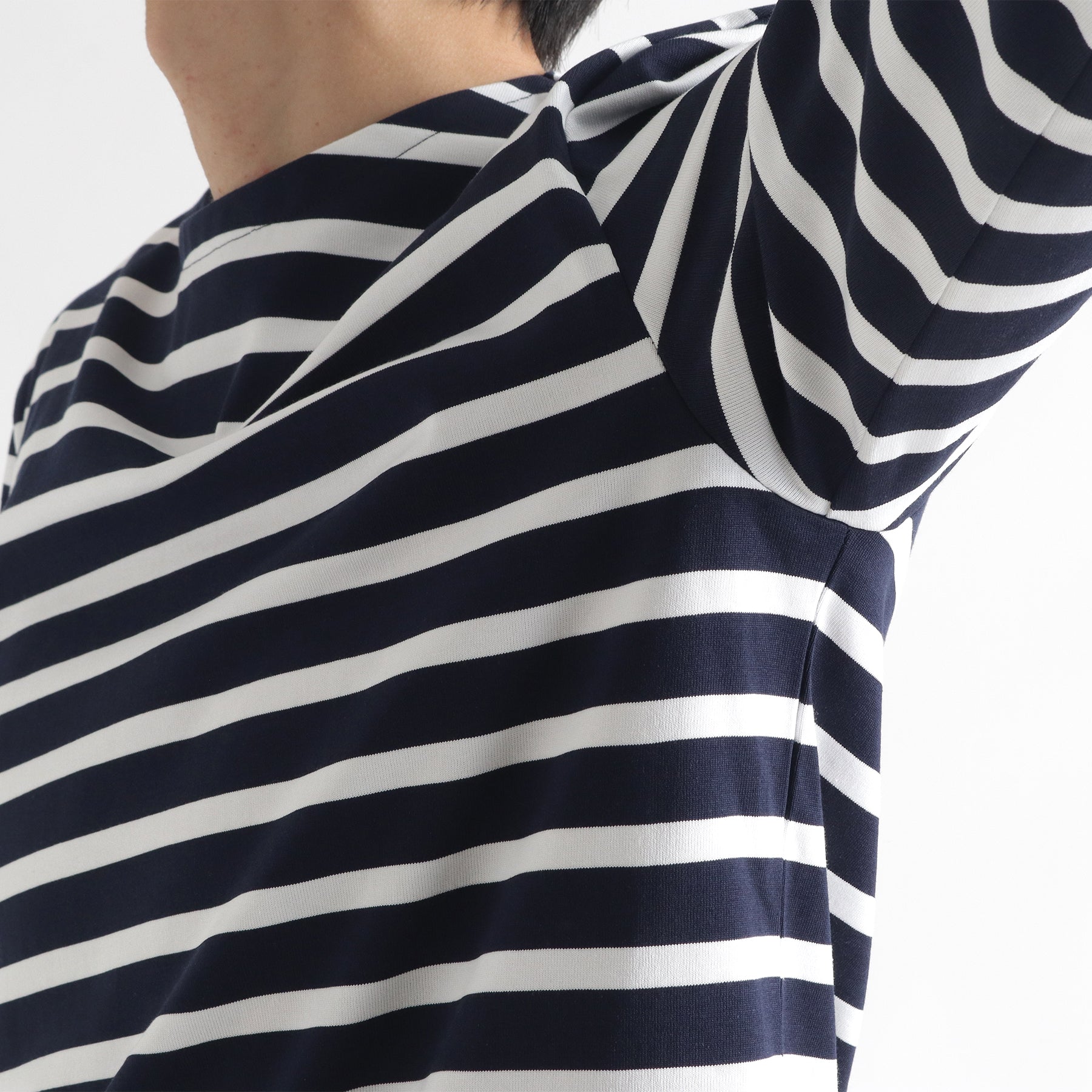 ハイブリッドコットンボーダーバスクシャツネイビー×ホワイトのアームホールを写したメンズ着用画像