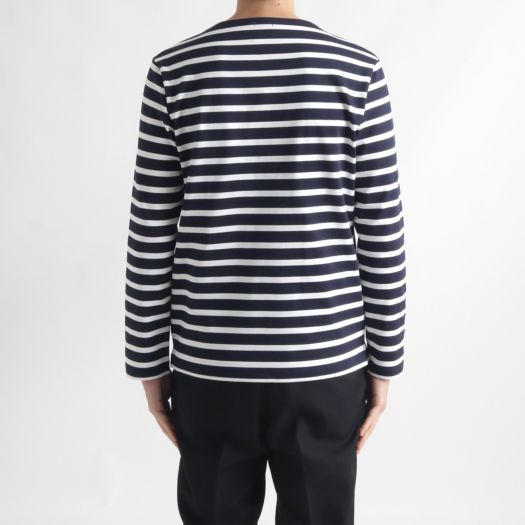 ハイブリッドコットンボーダーバスクシャツネイビー×ホワイトの背面を写したメンズ着用画像