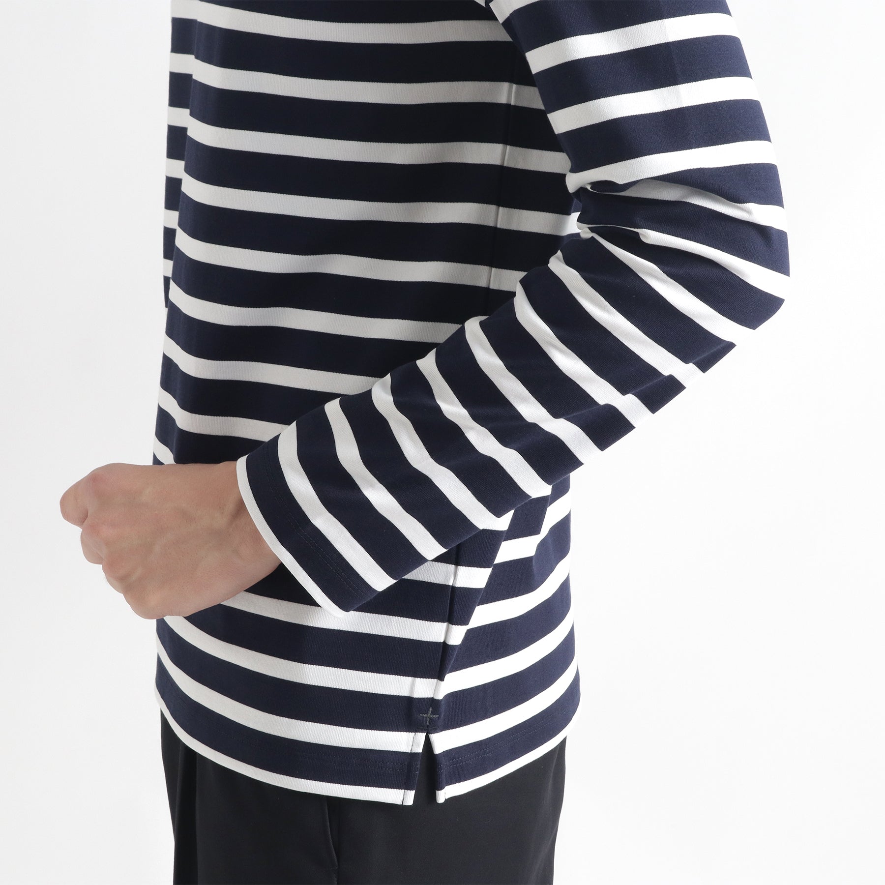 ハイブリッドコットンボーダーバスクシャツネイビー×ホワイトの袖を写したメンズ着用画像