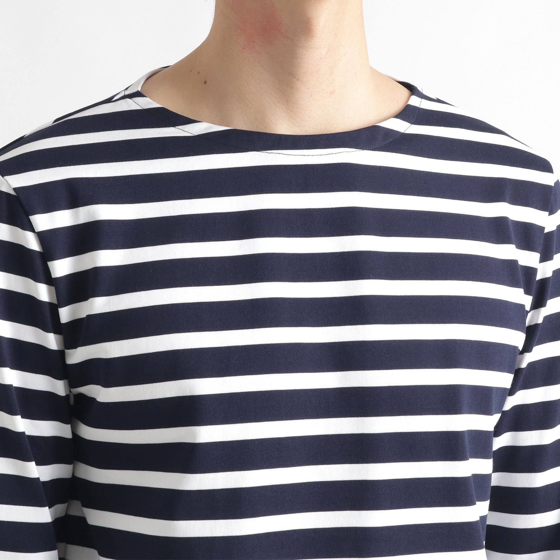 ハイブリッドコットンボーダーバスクシャツネイビー×ホワイトの首まわりを写したメンズ着用画像