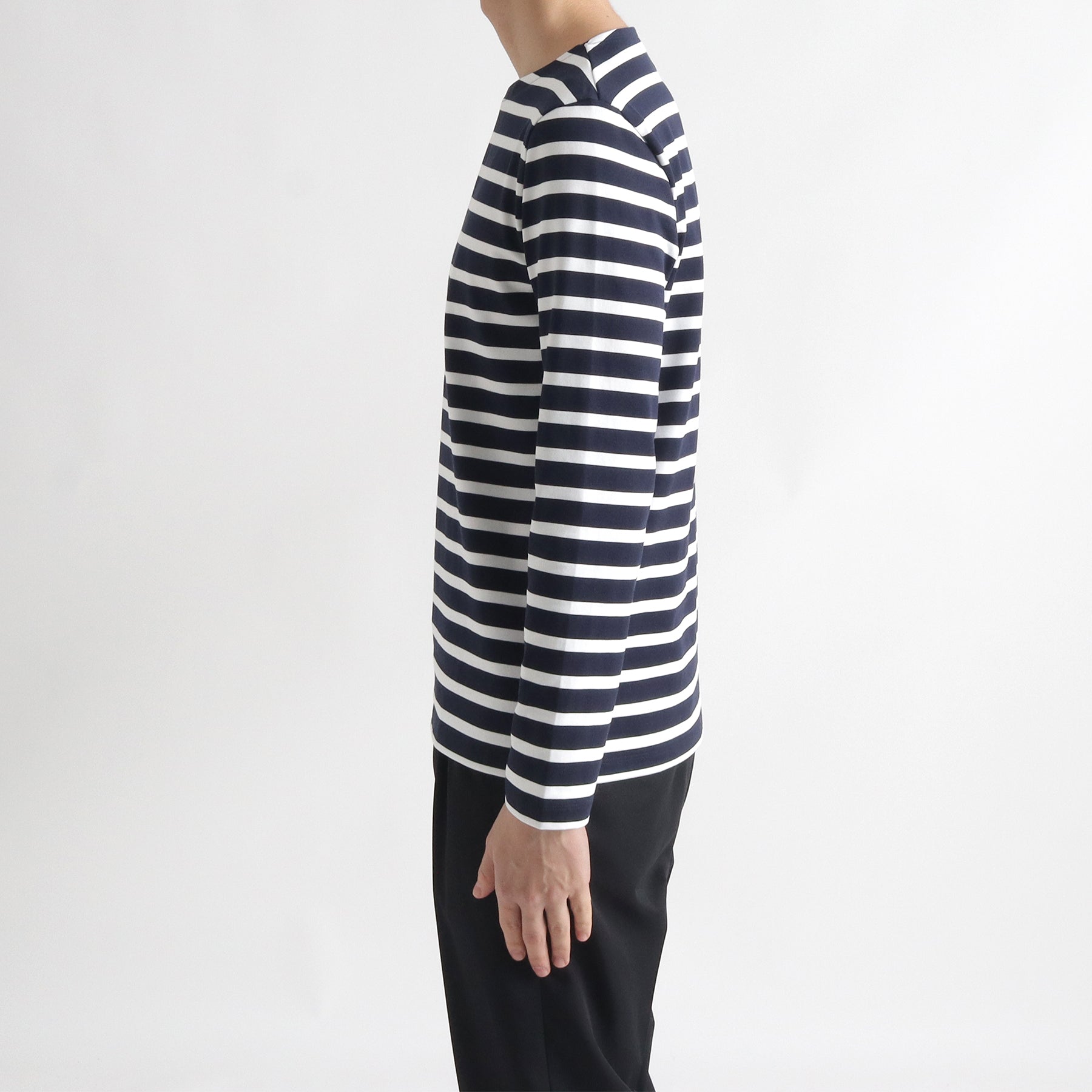 ハイブリッドコットンボーダーバスクシャツネイビー×ホワイトの側面を写したメンズ着用画像