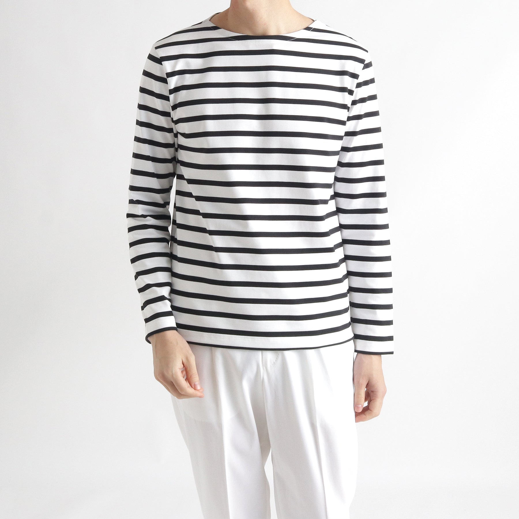 ハイブリッドコットンボーダーバスクシャツホワイト×ブラックのメンズ着用画像1