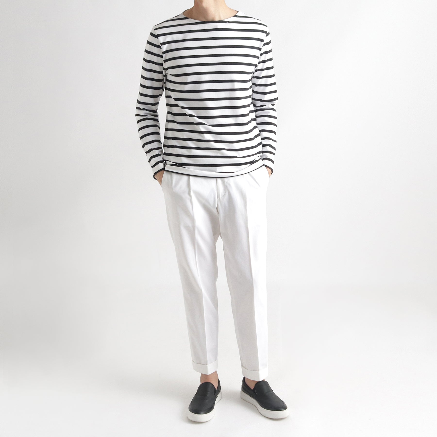 ハイブリッドコットンボーダーバスクシャツホワイト×ブラックとパンツのメンズ着用画像2
