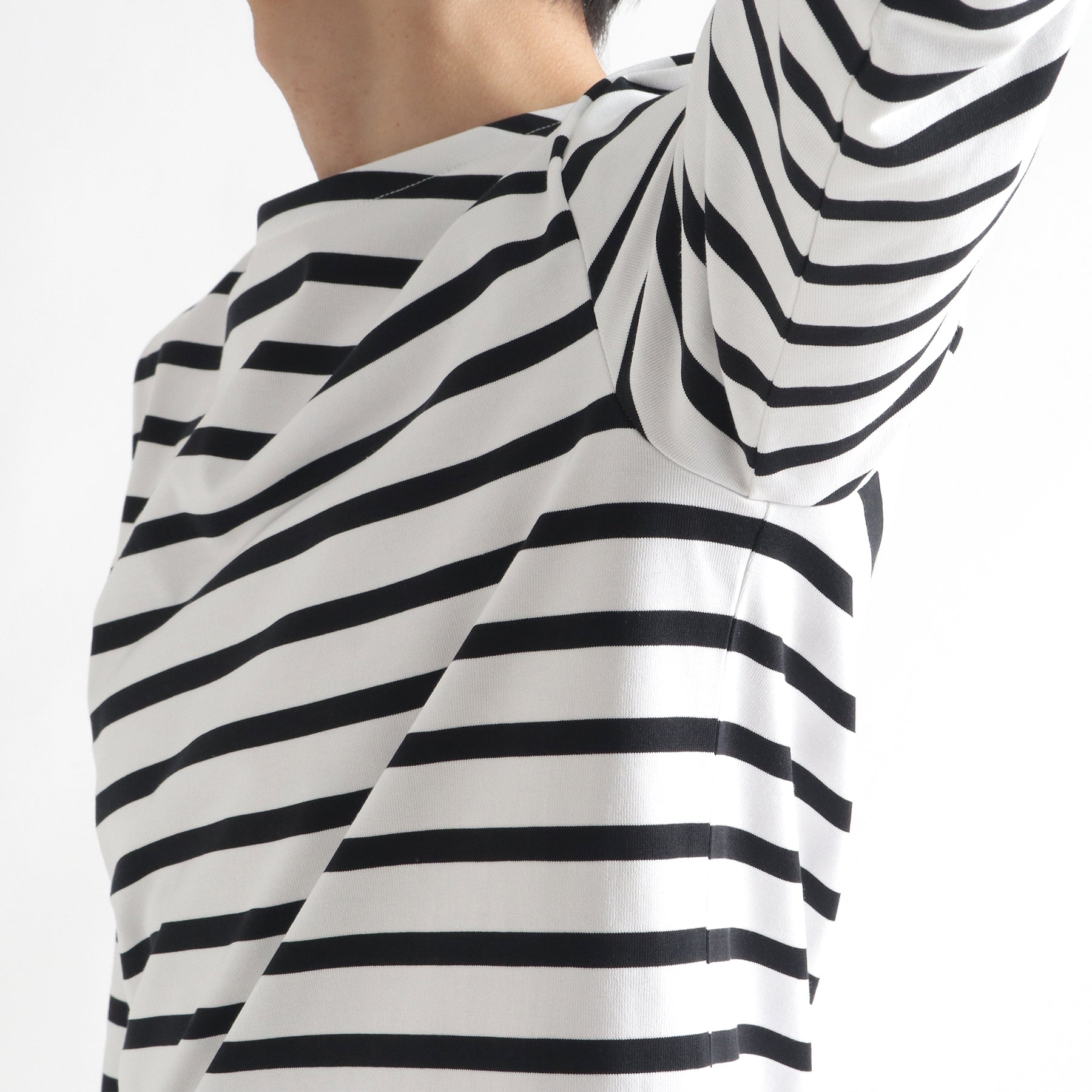 ハイブリッドコットンボーダーバスクシャツホワイト×ブラックのアームホールを写したメンズ着用画像