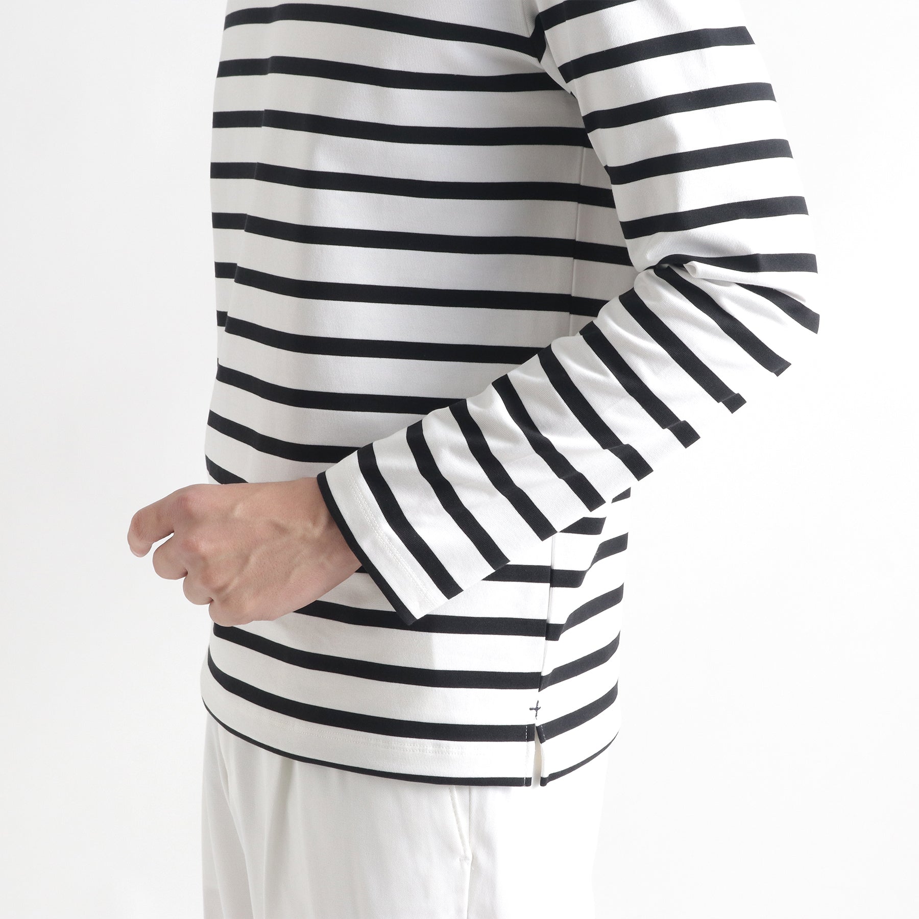 ハイブリッドコットンボーダーバスクシャツホワイト×ブラックの袖を写したメンズ着用画像