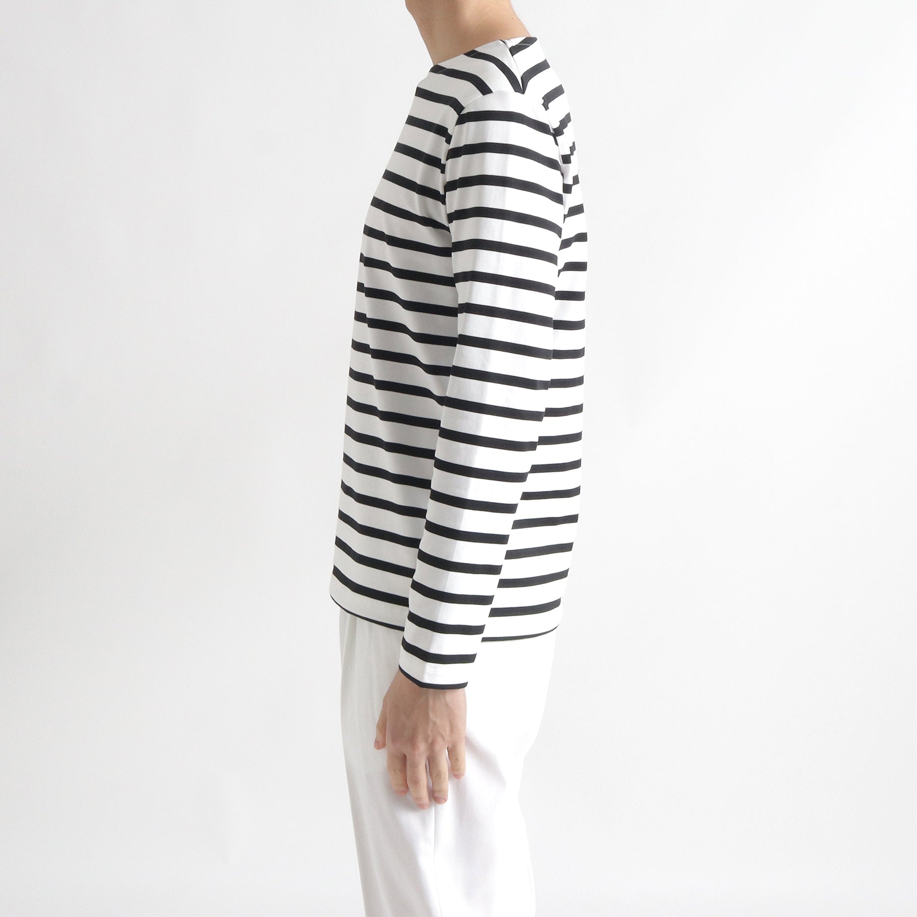 ハイブリッドコットンボーダーバスクシャツホワイト×ブラックの側面を写したメンズ着用画像