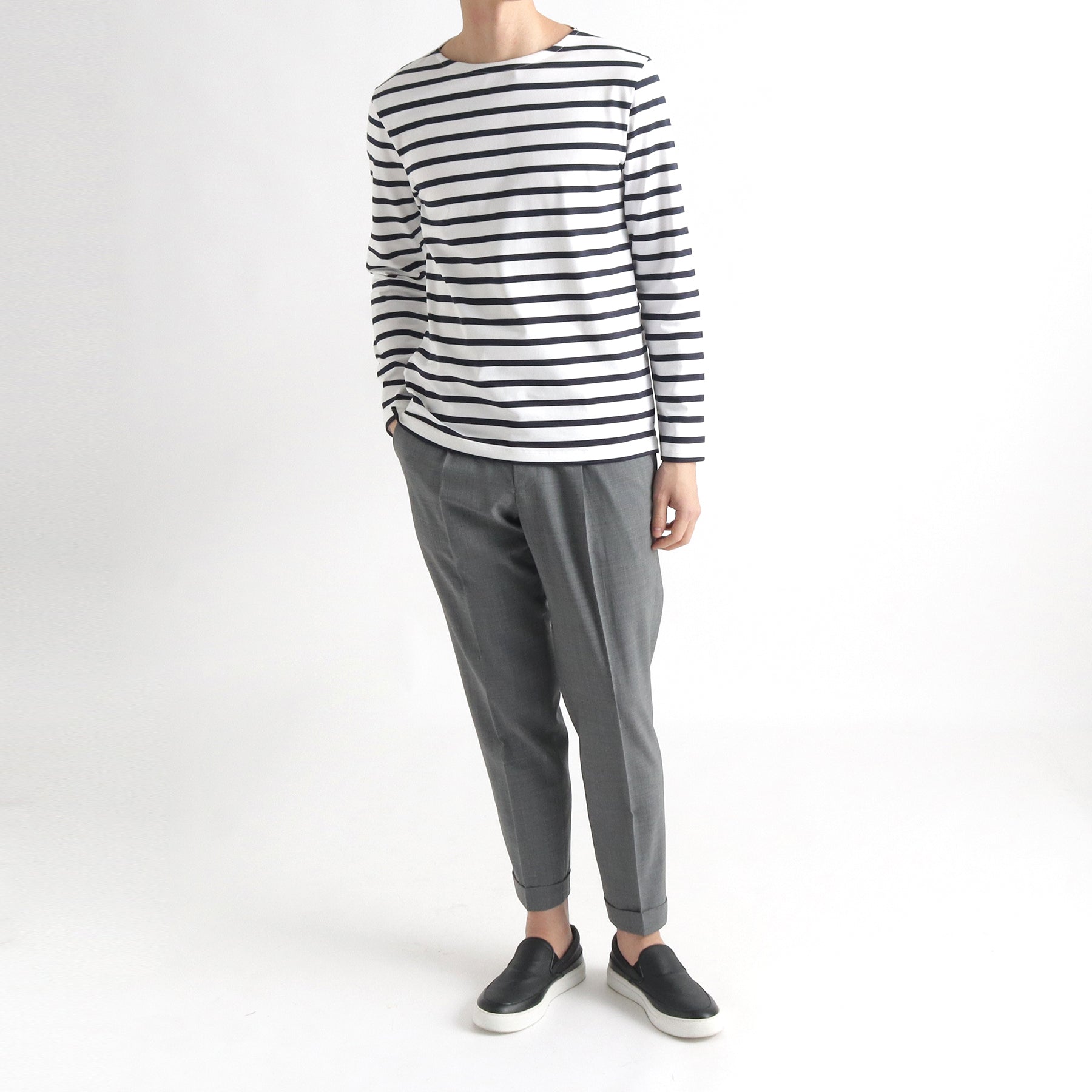 ハイブリッドコットンボーダーバスクシャツホワイト×ネイビーとパンツのメンズ着用画像2