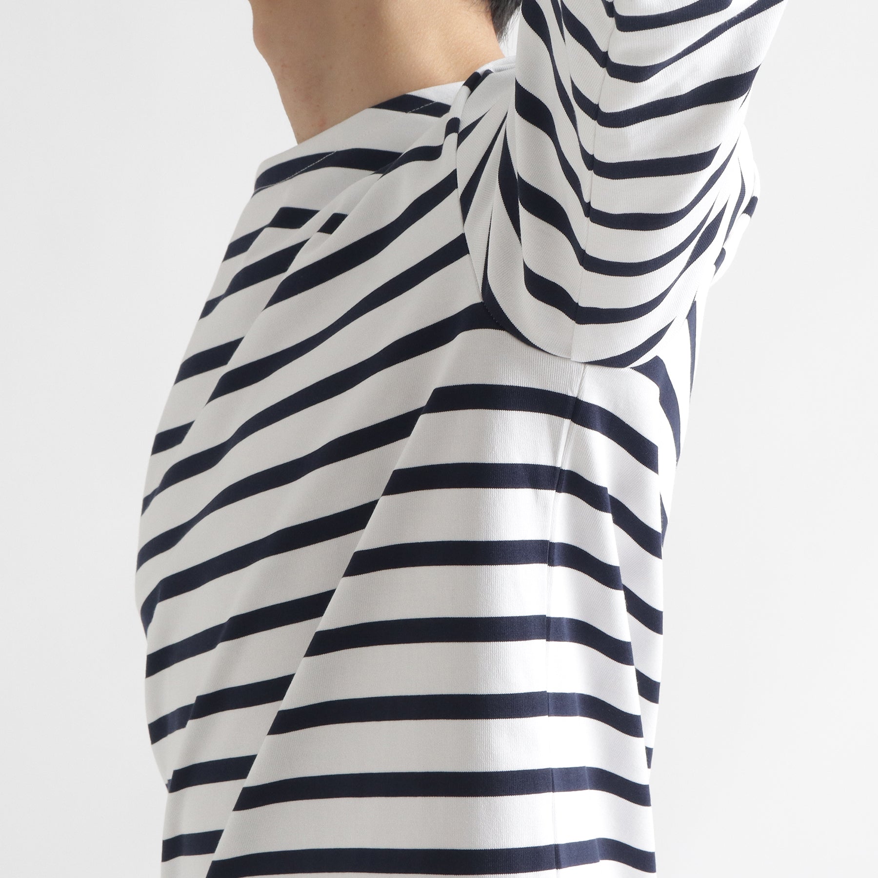 ハイブリッドコットンボーダーバスクシャツホワイト×ネイビーのアームホールを写したメンズ着用画像