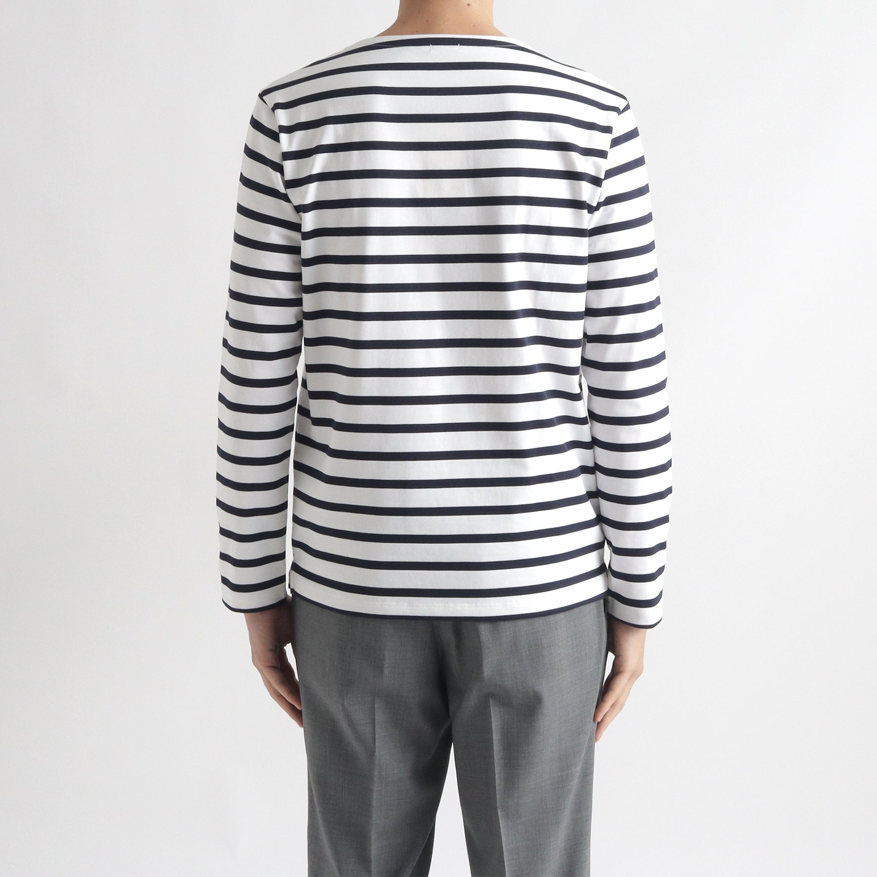 ハイブリッドコットンボーダーバスクシャツホワイト×ネイビーの背面を写したメンズ着用画像