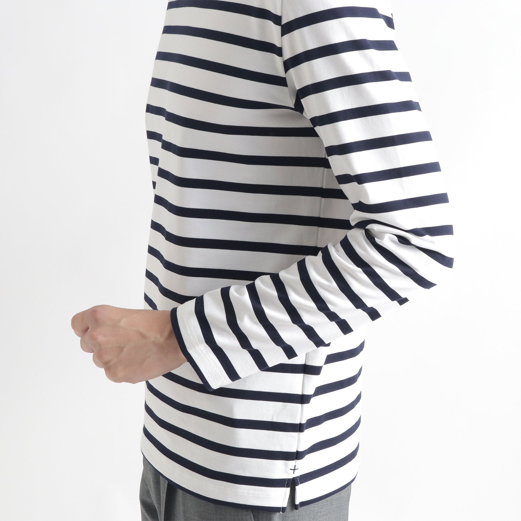 ハイブリッドコットンボーダーバスクシャツホワイト×ネイビーの袖を写したメンズ着用画像