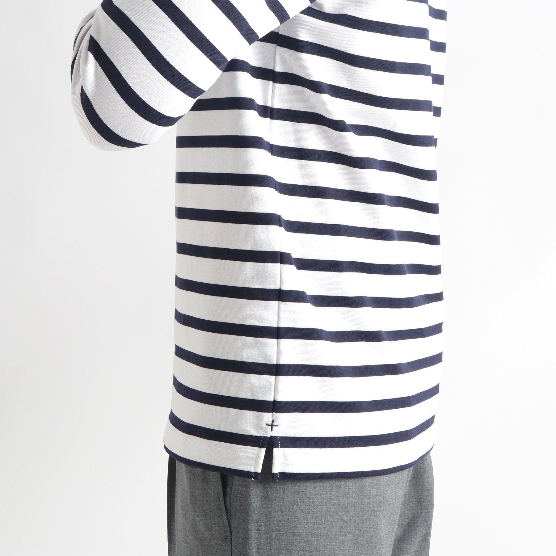 ハイブリッドコットンボーダーバスクシャツホワイト×ネイビーの裾を写したメンズ着用画像