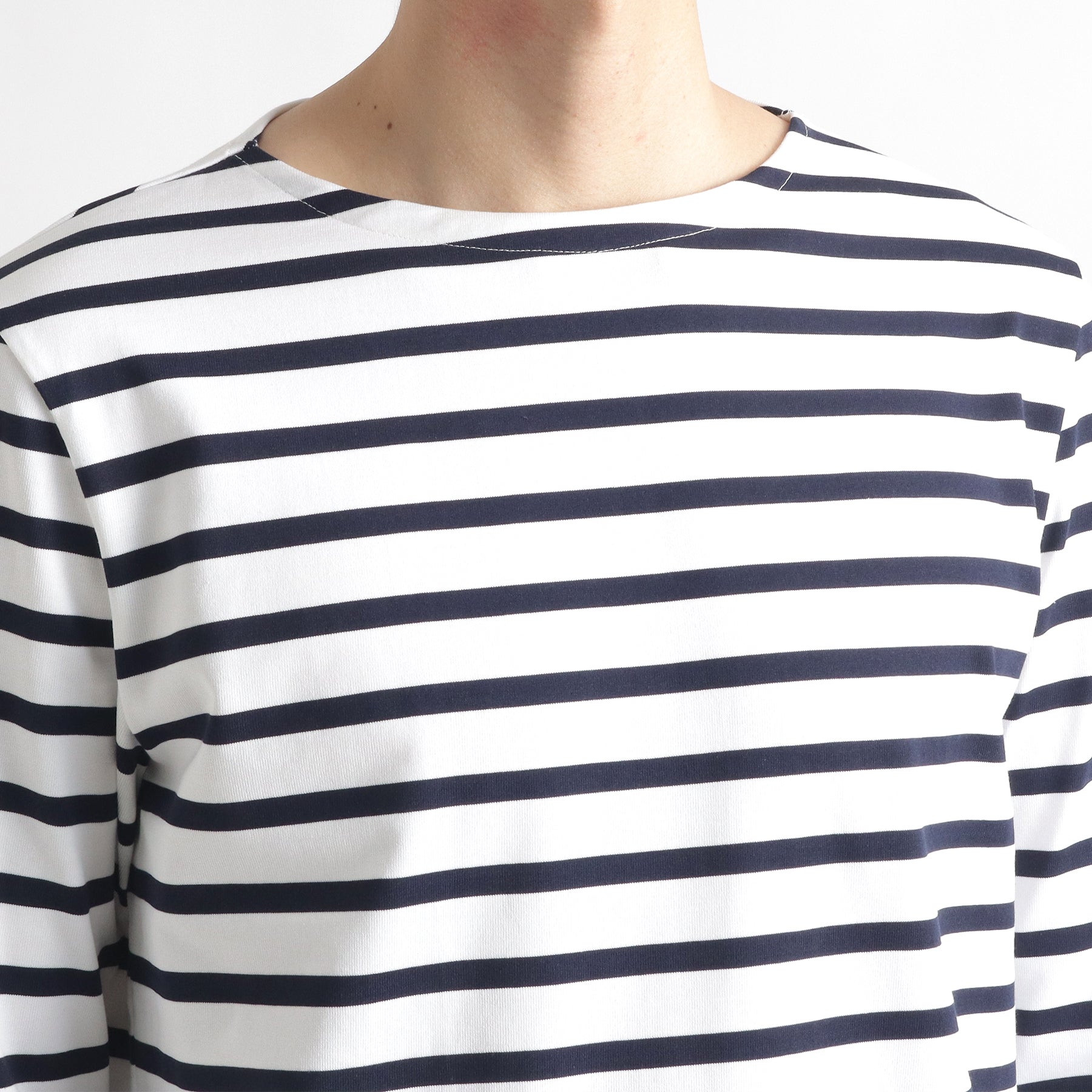 ハイブリッドコットンボーダーバスクシャツホワイト×ネイビーの首まわりを写したメンズ着用画像