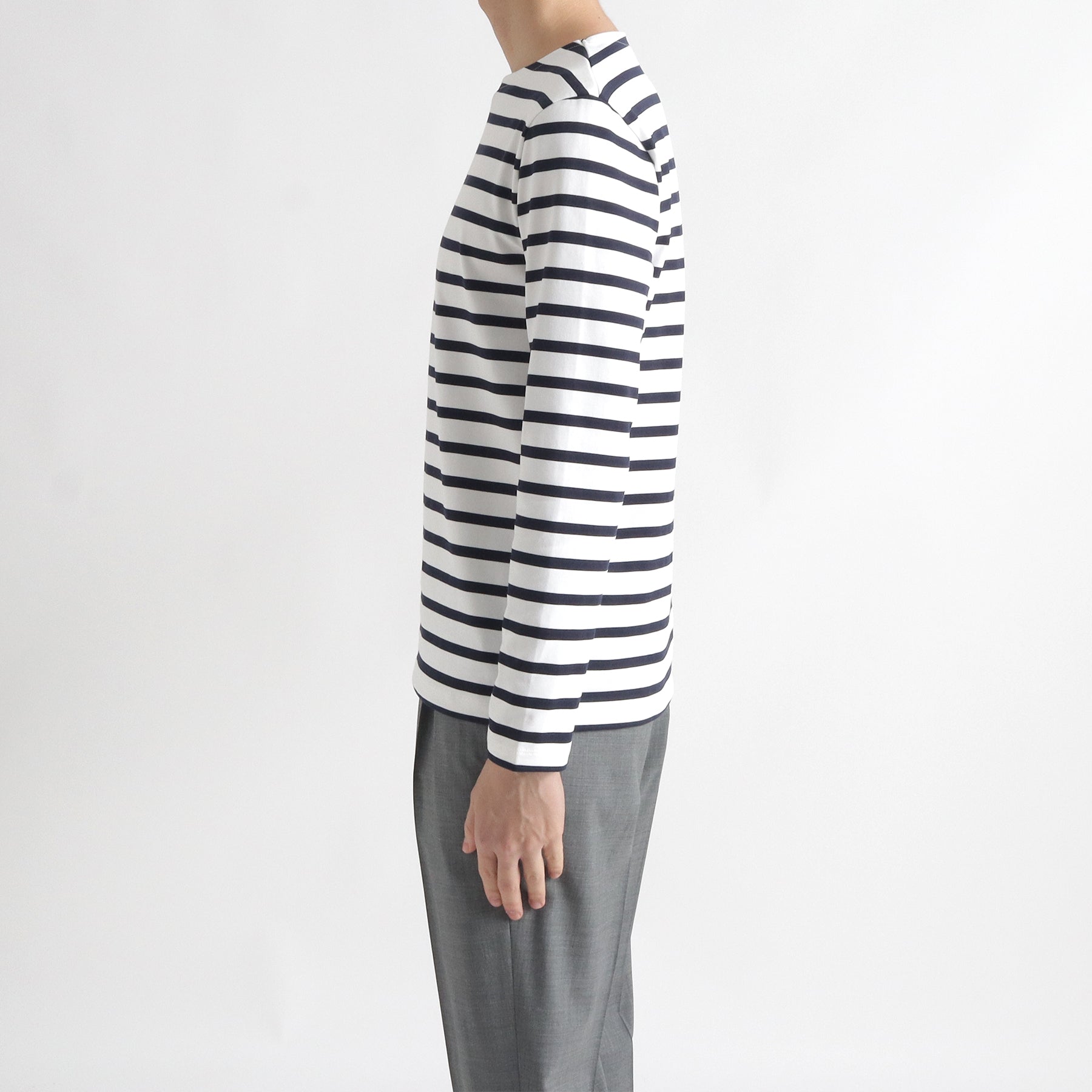 ハイブリッドコットンボーダーバスクシャツホワイト×ネイビーの側面を写したメンズ着用画像